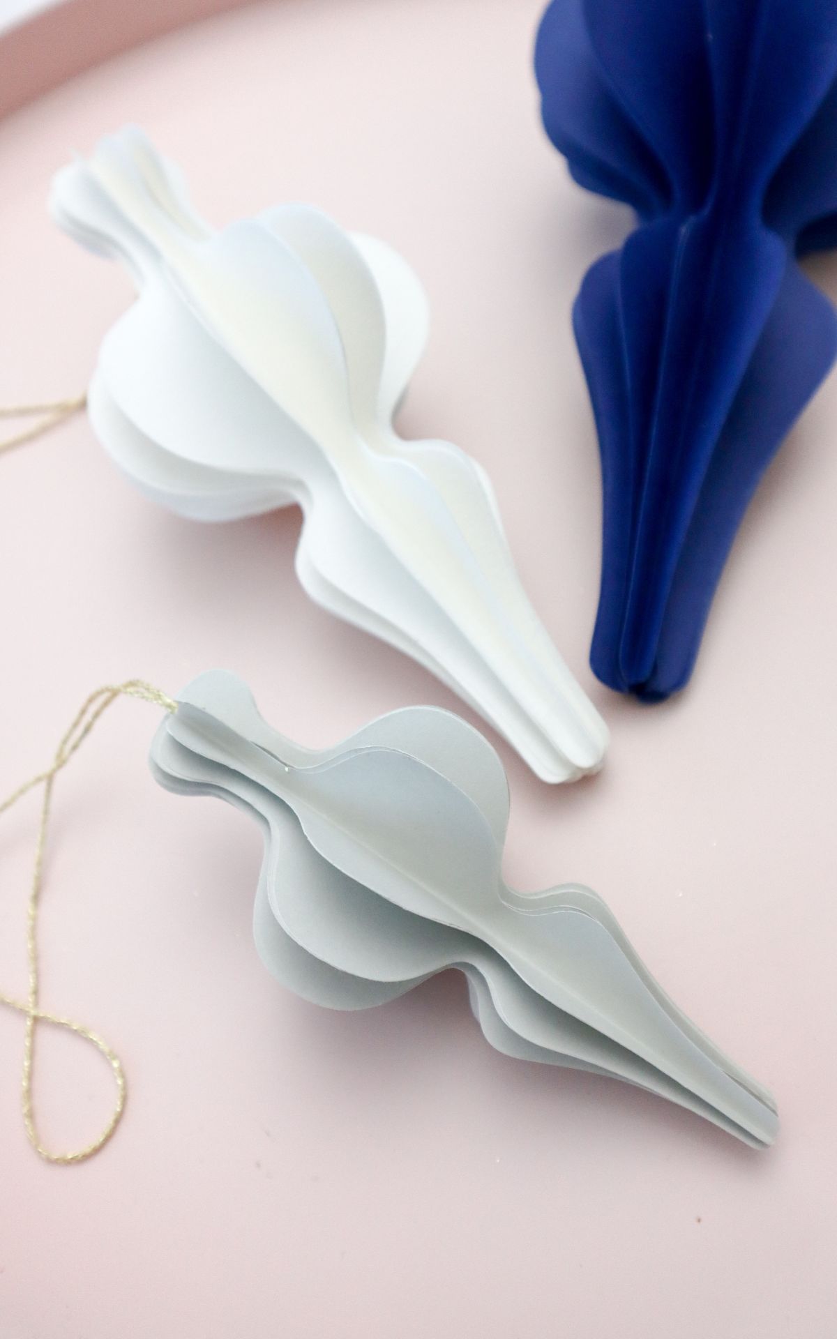 Ob als Baumanhänger, Weihnachtsdeko, Geschenkverzierung oder Platzkarte beim Weihnachtsmenü - Diese zarten Papier Ornamente machen immer eine tolle Figur. So einfach kannst du die Ornamente basteln. Inkl. Vorlagen...