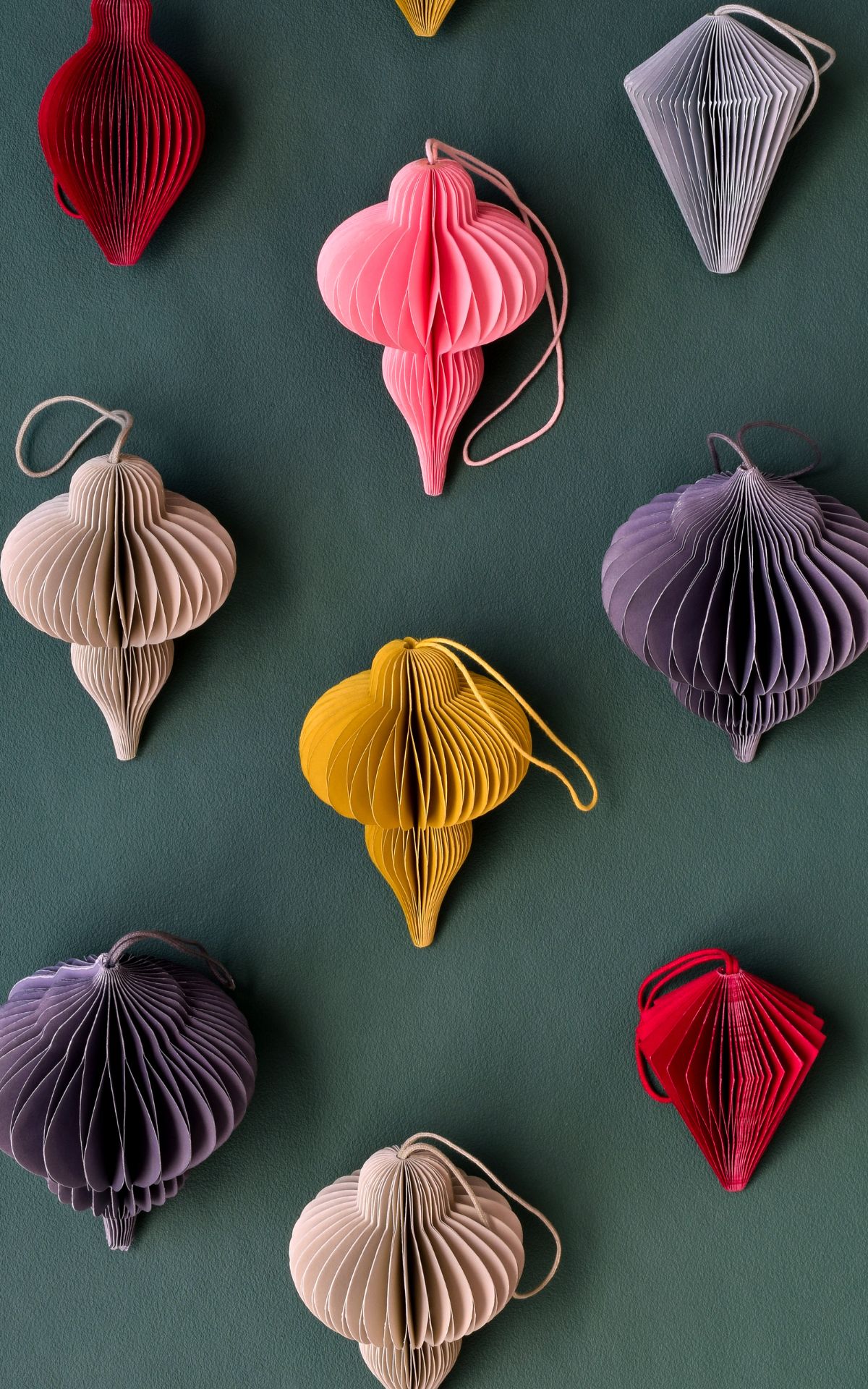 Ob als Baumanhänger, Weihnachtsdeko, Geschenkverzierung oder Platzkarte beim Weihnachtsmenü - Diese zarten Papier Ornamente machen immer eine tolle Figur. So einfach kannst du die Ornamente basteln. Inkl. Vorlagen...