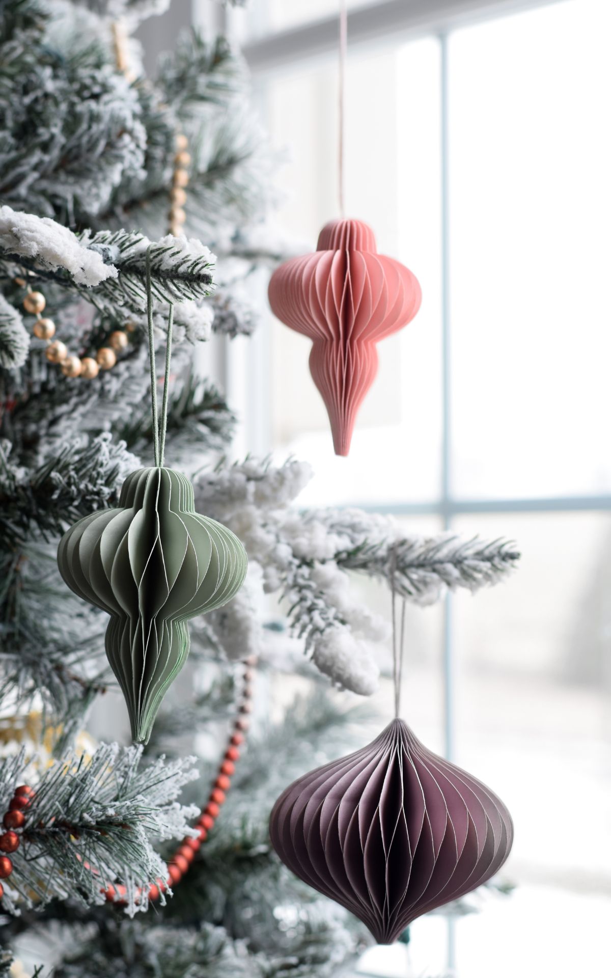 Ob als Baumanhänger, Weihnachtsdeko, Geschenkverzierung oder Platzkarte beim Weihnachtsmenü - Diese zarten Papier Ornamente machen immer eine tolle Figur. So einfach kannst du die Ornamente basteln. Inkl. Vorlagen...
