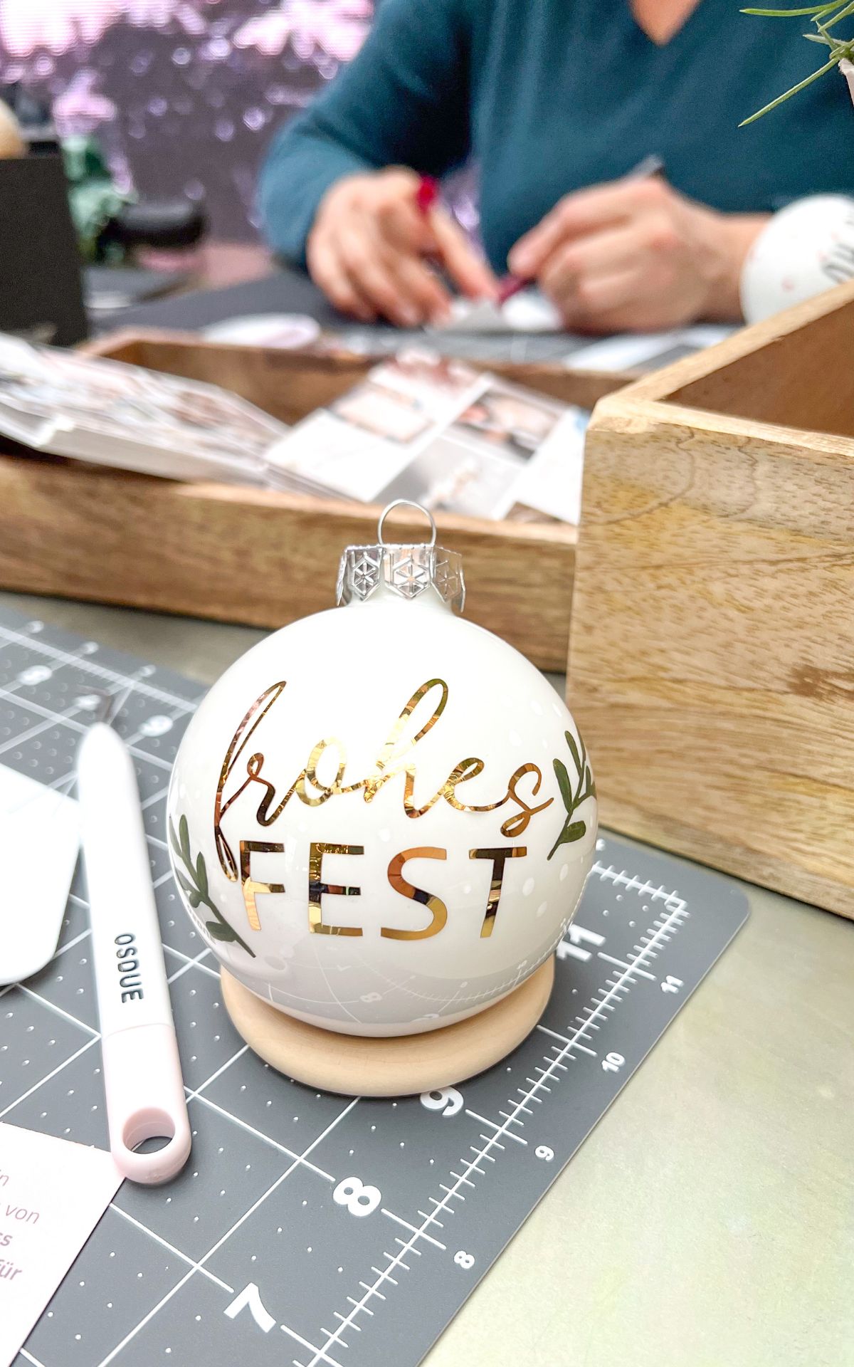 Eine Pause vom Arbeitsalltag schaffen, Geschenke für die Liebsten gestalten, gemeinsam kreativ sein: DIY Workshops für HUGO BOSS Mitarbeiter*innen in Metzingen.
