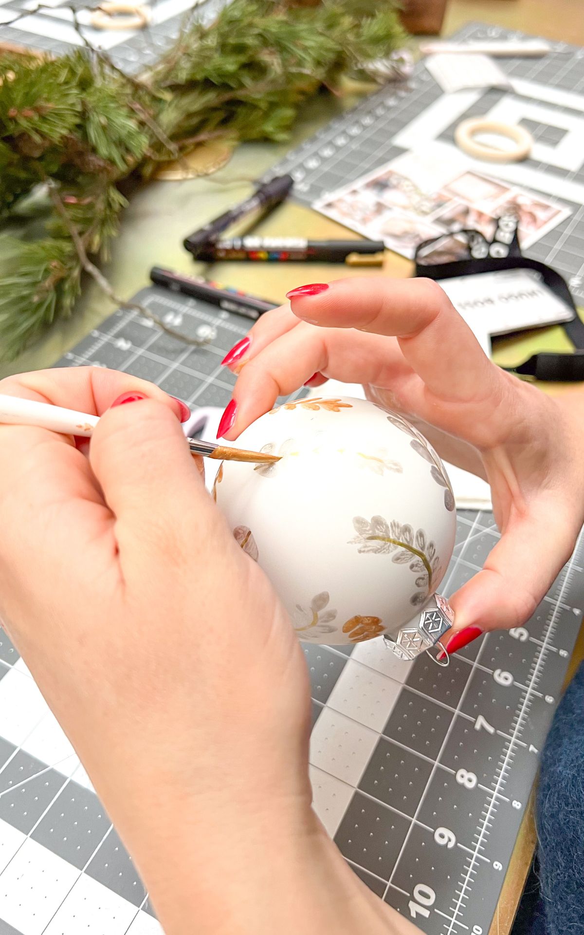 Eine Pause vom Arbeitsalltag schaffen, Geschenke für die Liebsten gestalten, gemeinsam kreativ sein: DIY Workshops für HUGO BOSS Mitarbeiter*innen in Metzingen.