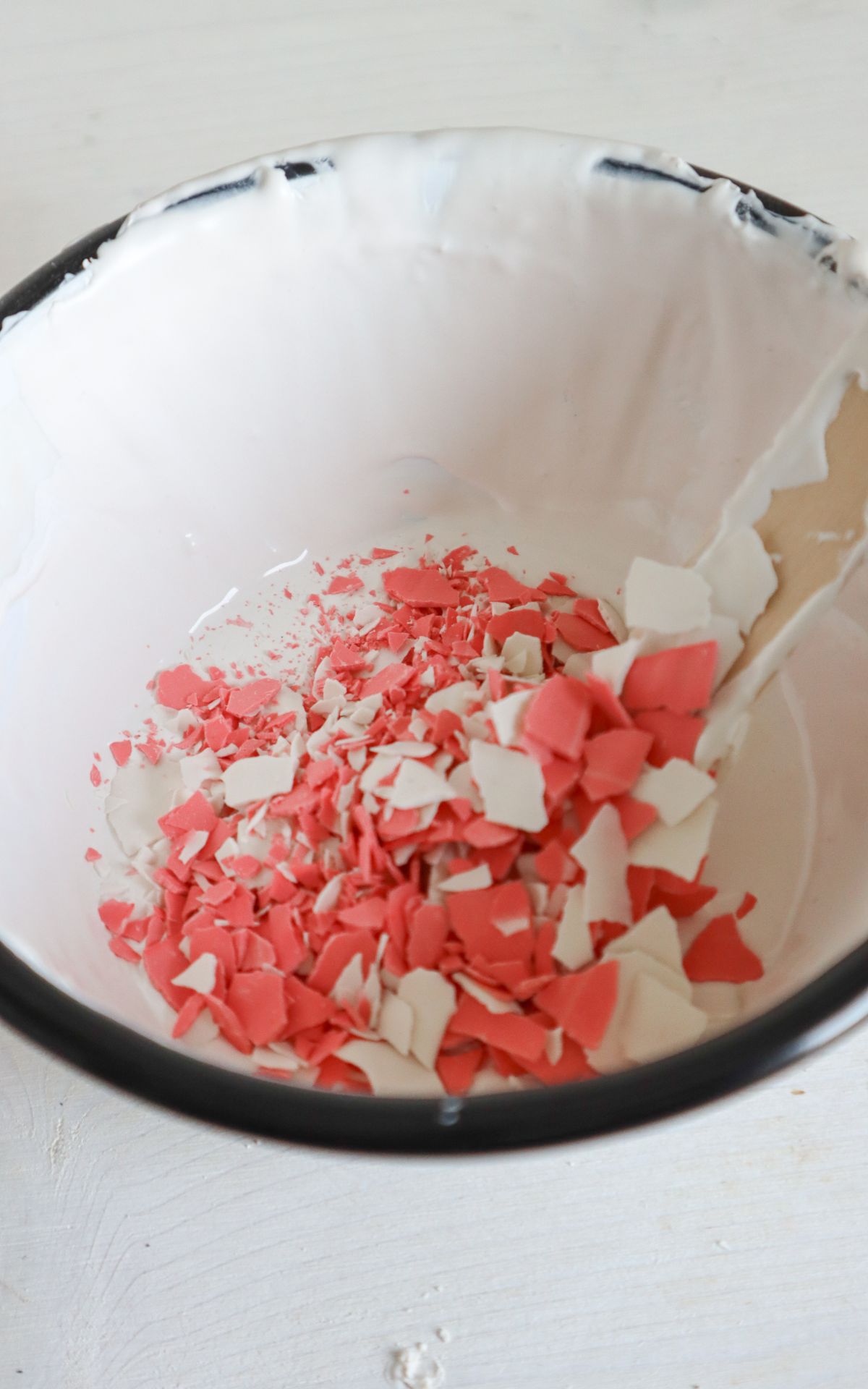 Super Alternative zu Raysin, Gips & Beton: Formen gießen mit Jesmonite! ➢ Alle Infos und Schritt-für-Schritt-Anleitung zur ökofreundlichen Gießmasse für DIY Begeisterte | Terrazzo Chips einrühren