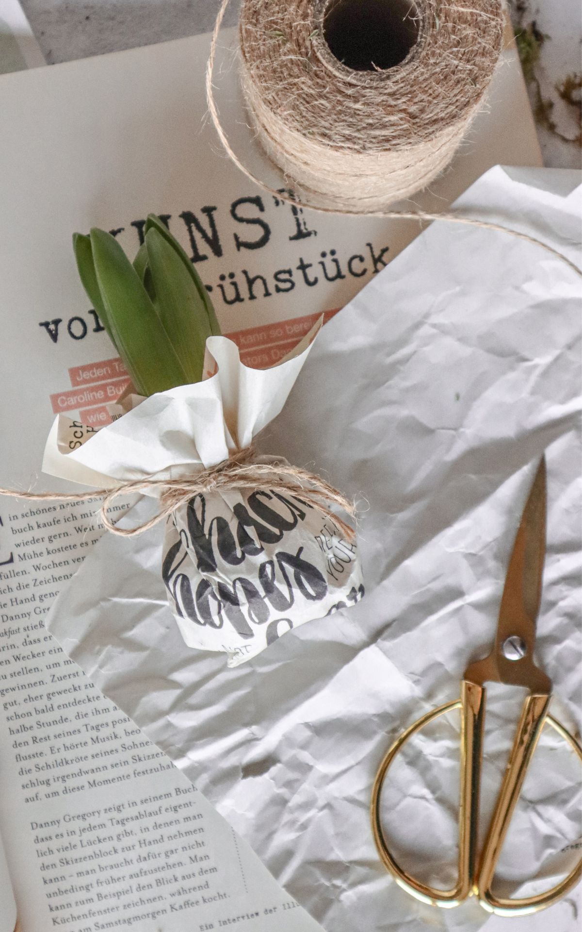 Nie wieder Blumen gießen mit Hyazinthen in Wachs, Moos und Papier! So machst du Wachs Hyazinthen einfach selber - auch mit anderen Blumenzwiebeln wie z.B. Amaryllis. Eine pflegeleichte DIY Frühlingsdeko & Geschenkidee. | Hyazinthen in Wachs, Moos und Papier - Meine DIY Frühlingsdeko bekannt aus SWR Kaffee oder Tee
