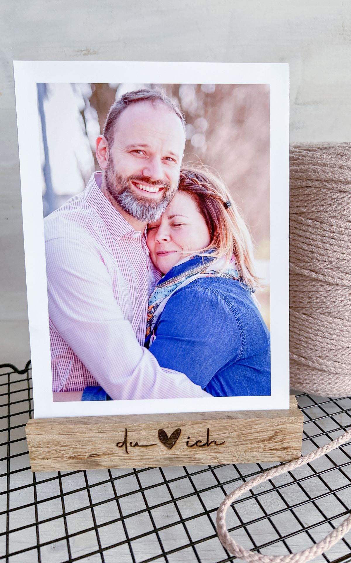 Auf der Suche nach einem Geschenk zum Valentinstag? Hier sind 6 Ideen, wie du noch Last Minute Valentinstagsgeschenke für Sie & Ihn selber machen kannst (auch perfekt zum Jahrestag). | DIY Fotohalter aus Holz