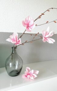 Blumen aus Krepppapier basteln: Diese Magnolien verwelken nie! | Kati Make It!