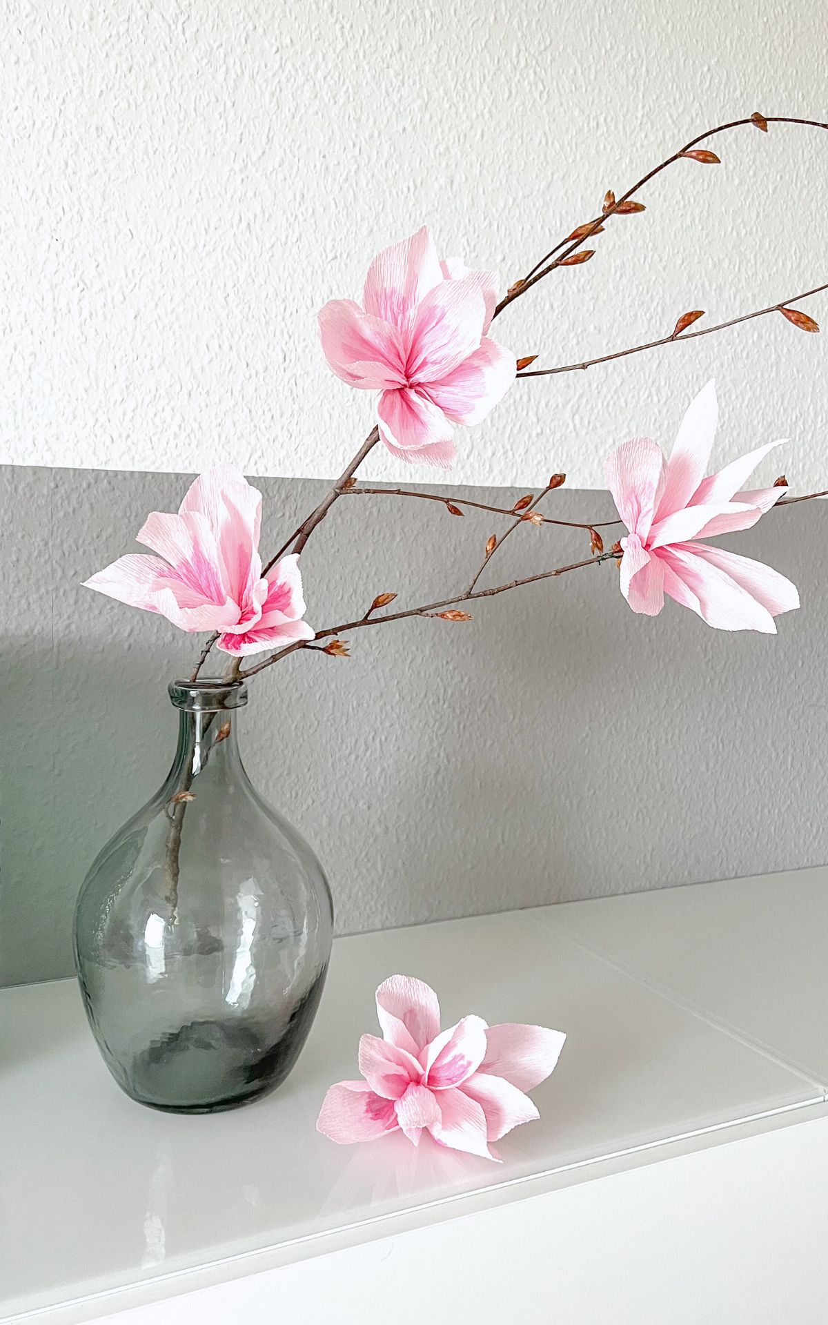 Blumen aus Krepppapier basteln: So einfach kannst du Papier Magnolien für deine Frühjahrsdeko selbst basteln, die nie verwelken. Hier findest du die Schritt-für-Schritt-Anleitung.