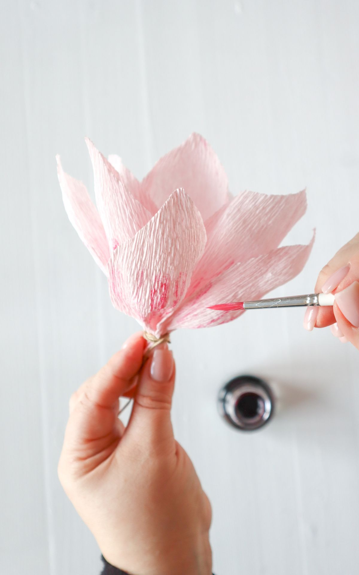 Blumen aus Krepppapier basteln: So einfach kannst du Papier Magnolien für deine Frühjahrsdeko selbst basteln, die nie verwelken. Hier findest du die Schritt-für-Schritt-Anleitung.
