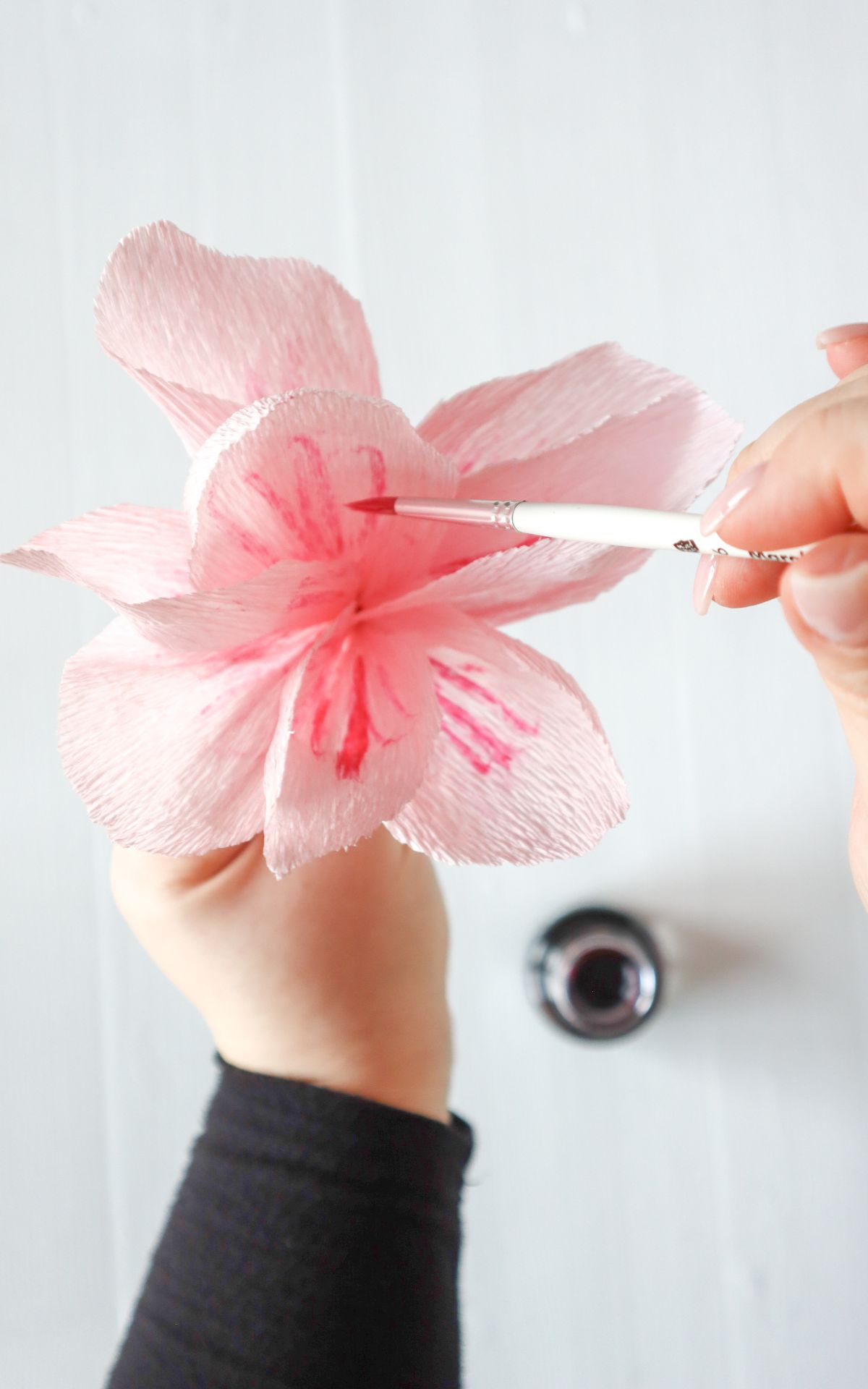 Blumen aus Krepppapier basteln: So einfach kannst du Papier Magnolien für deine Frühjahrsdeko selbst basteln, die nie verwelken. Hier findest du die Schritt-für-Schritt-Anleitung.