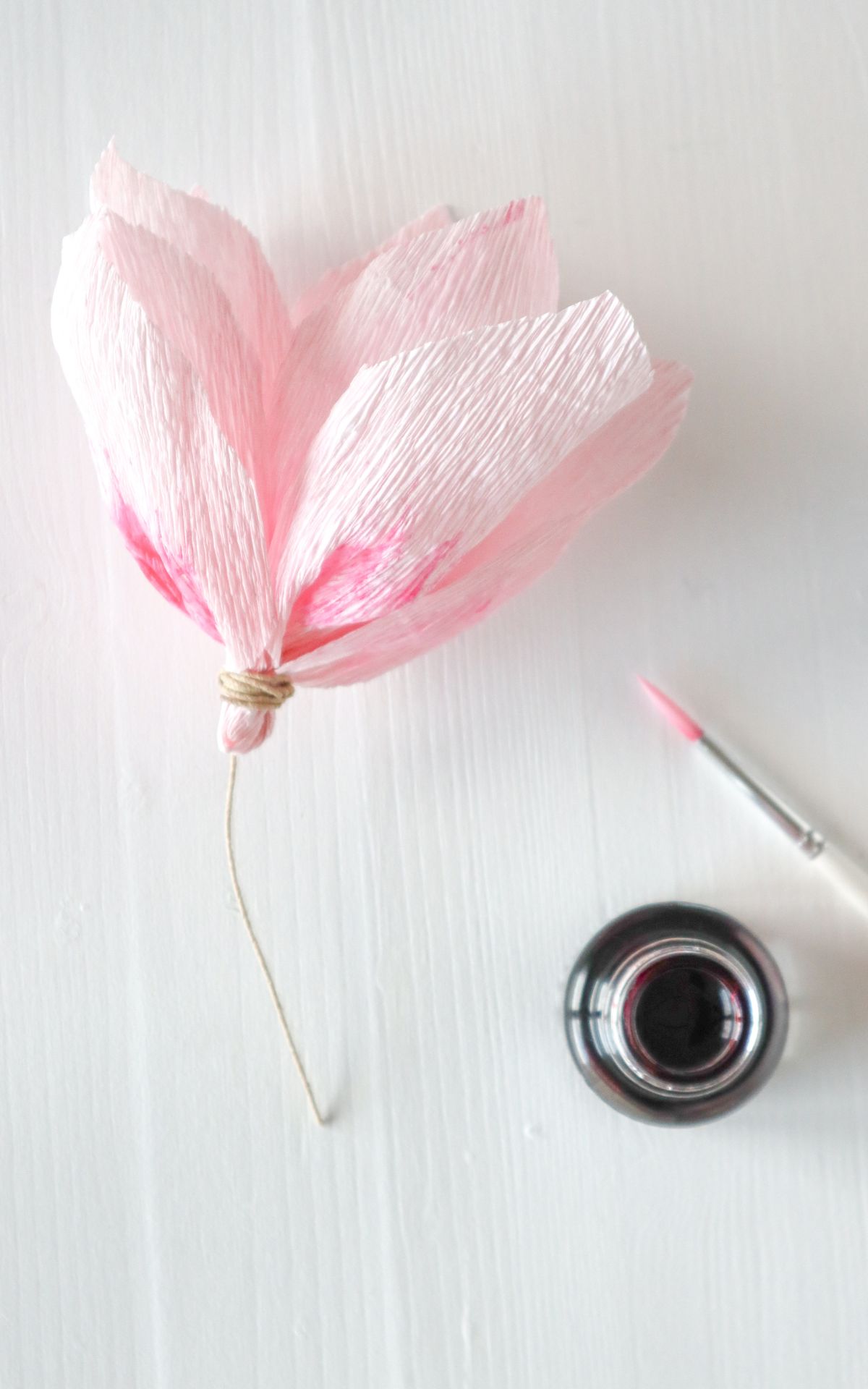 Blumen aus Krepppapier basteln: So einfach kannst du Papier Magnolien für deine Frühjahrsdeko selbst basteln, die nie verwelken. Hier findest du die Schritt-für-Schritt-Anleitung.