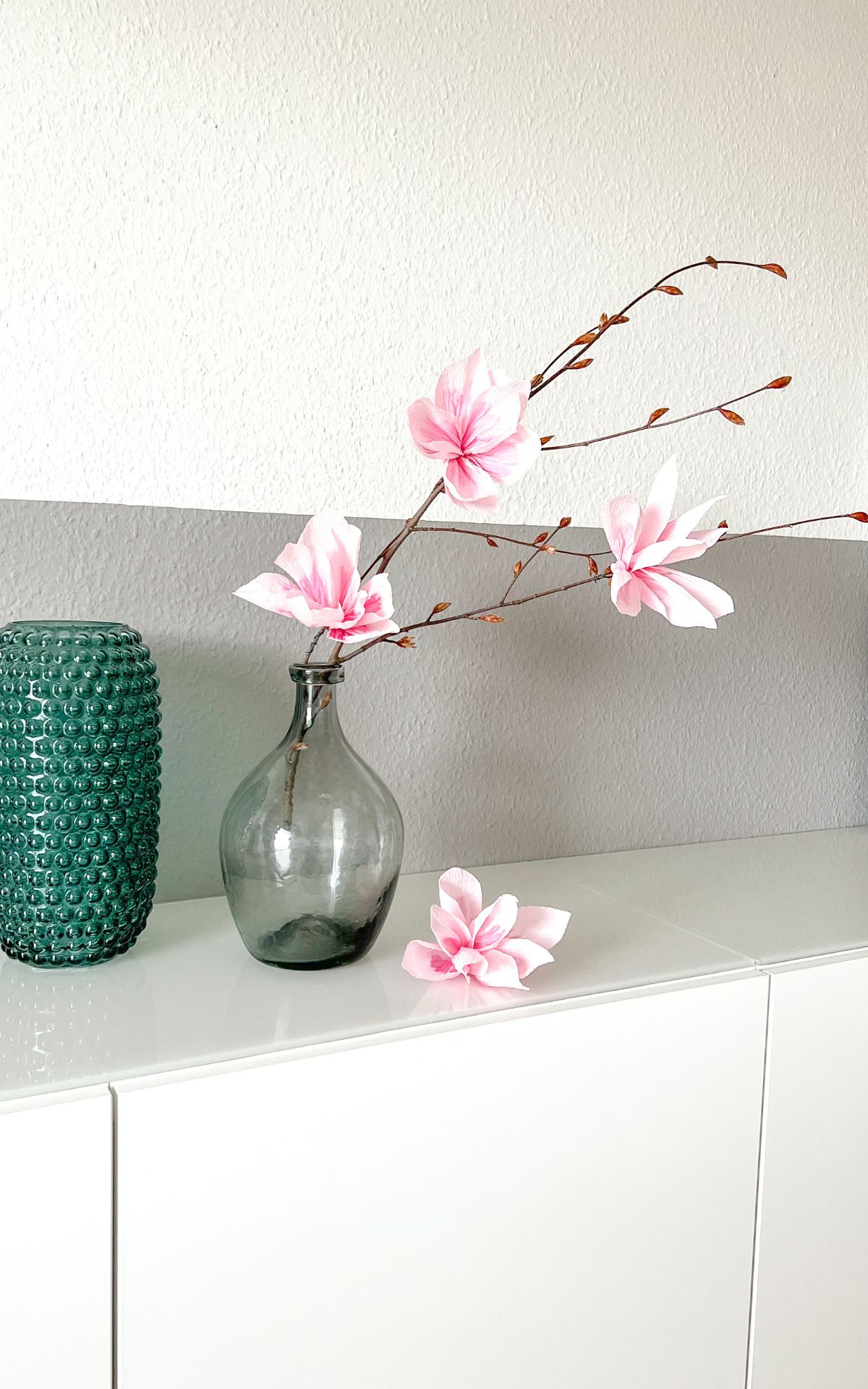 Blumen aus Krepppapier basteln: So einfach kannst du Papier Magnolien für deine Frühjahrsdeko selbst basteln, die nie verwelken. Hier findest du die Schritt-für-Schritt-Anleitung.
