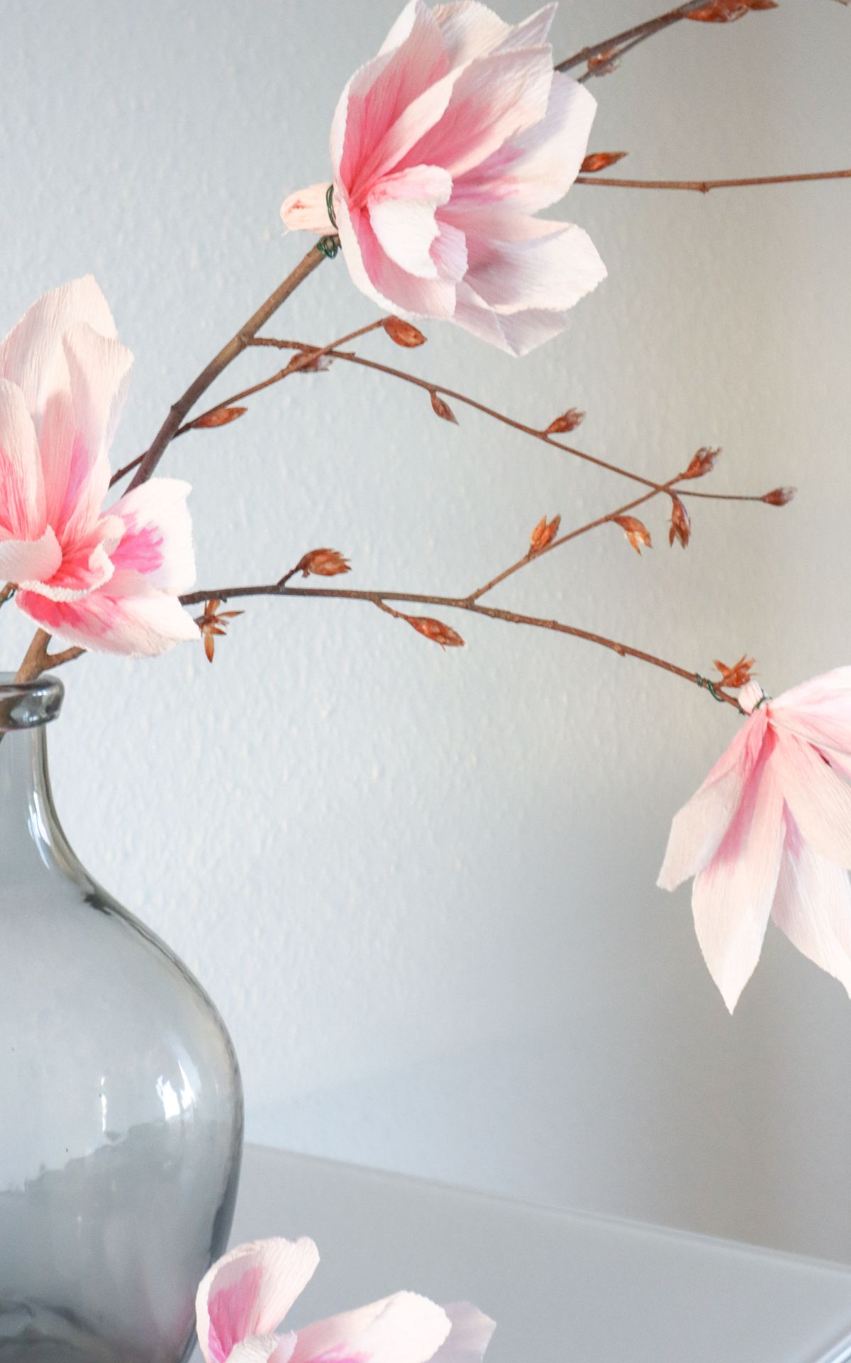 Blumen aus Krepppapier basteln: So einfach kannst du Papier Magnolien für deine Frühjahrsdeko selbst basteln, die nie verwelken. Hier findest du die Schritt-für-Schritt-Anleitung.