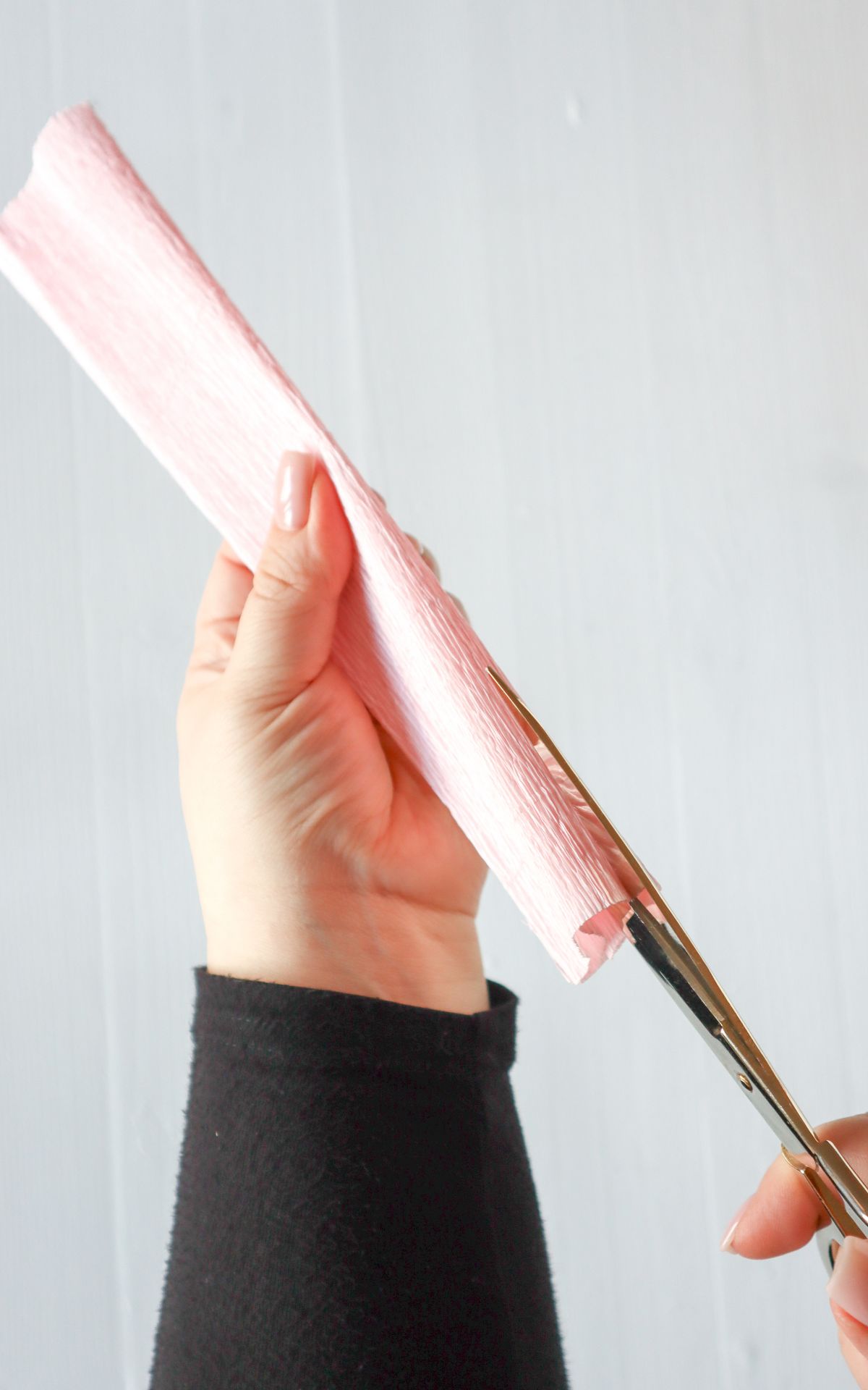Blumen aus Krepppapier basteln: So einfach kannst du Papier Magnolien für deine Frühjahrsdeko selbst basteln, die nie verwelken. Hier findest du die Schritt-für-Schritt-Anleitung.