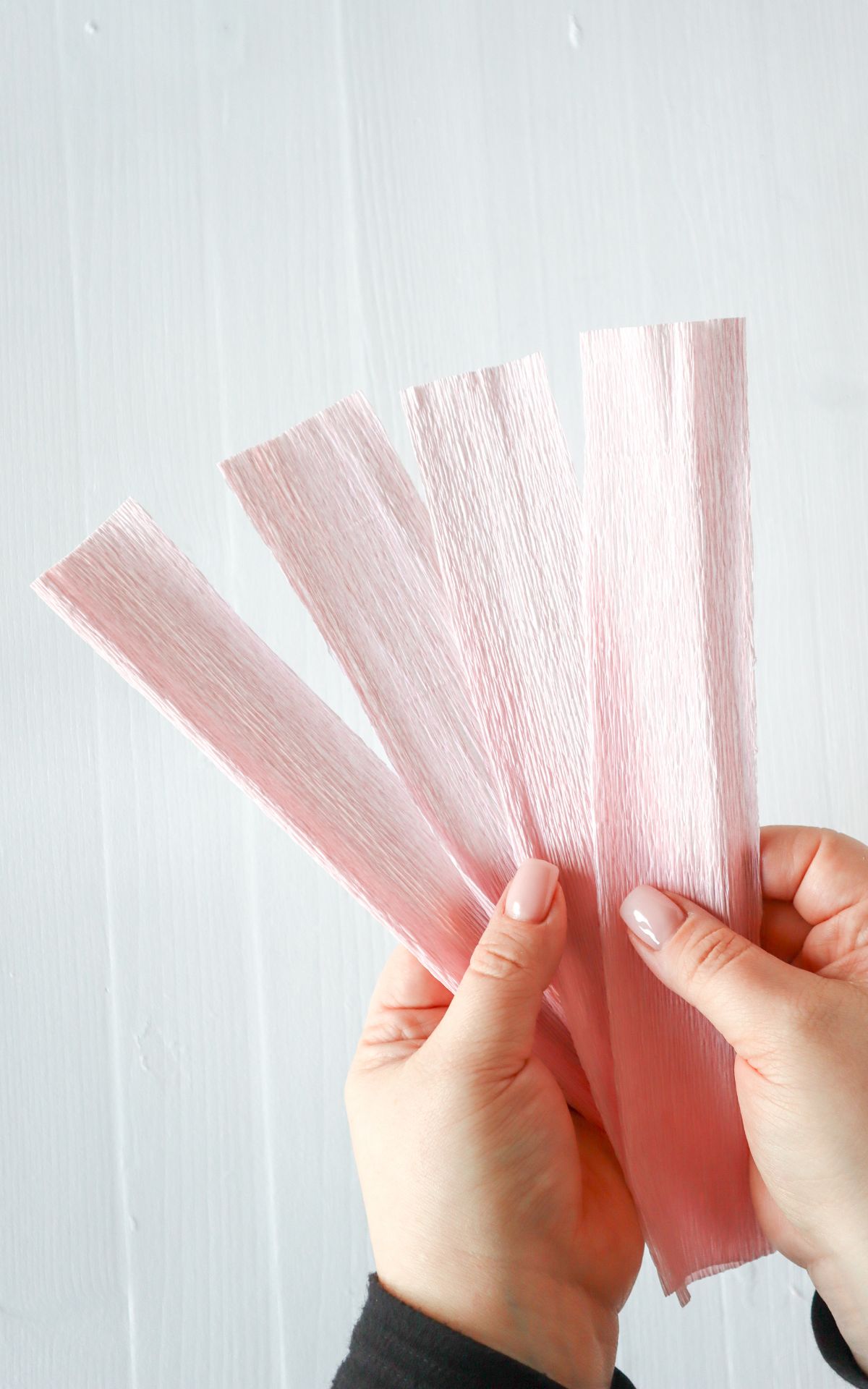 Blumen aus Krepppapier basteln: So einfach kannst du Papier Magnolien für deine Frühjahrsdeko selbst basteln, die nie verwelken. Hier findest du die Schritt-für-Schritt-Anleitung.