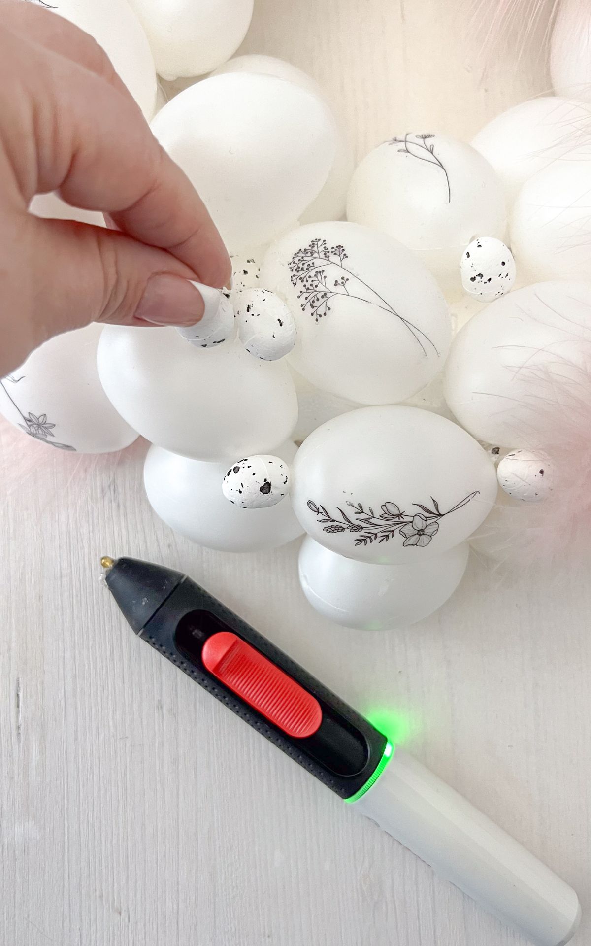 Ostereier dekorieren war nie so einfach! Verwandle Ostereier mit Tattoos in kleine Kunstwerke. Hier findest du die kinderleichte DIY Anleitung inkl. Osterkranz Bastelidee.