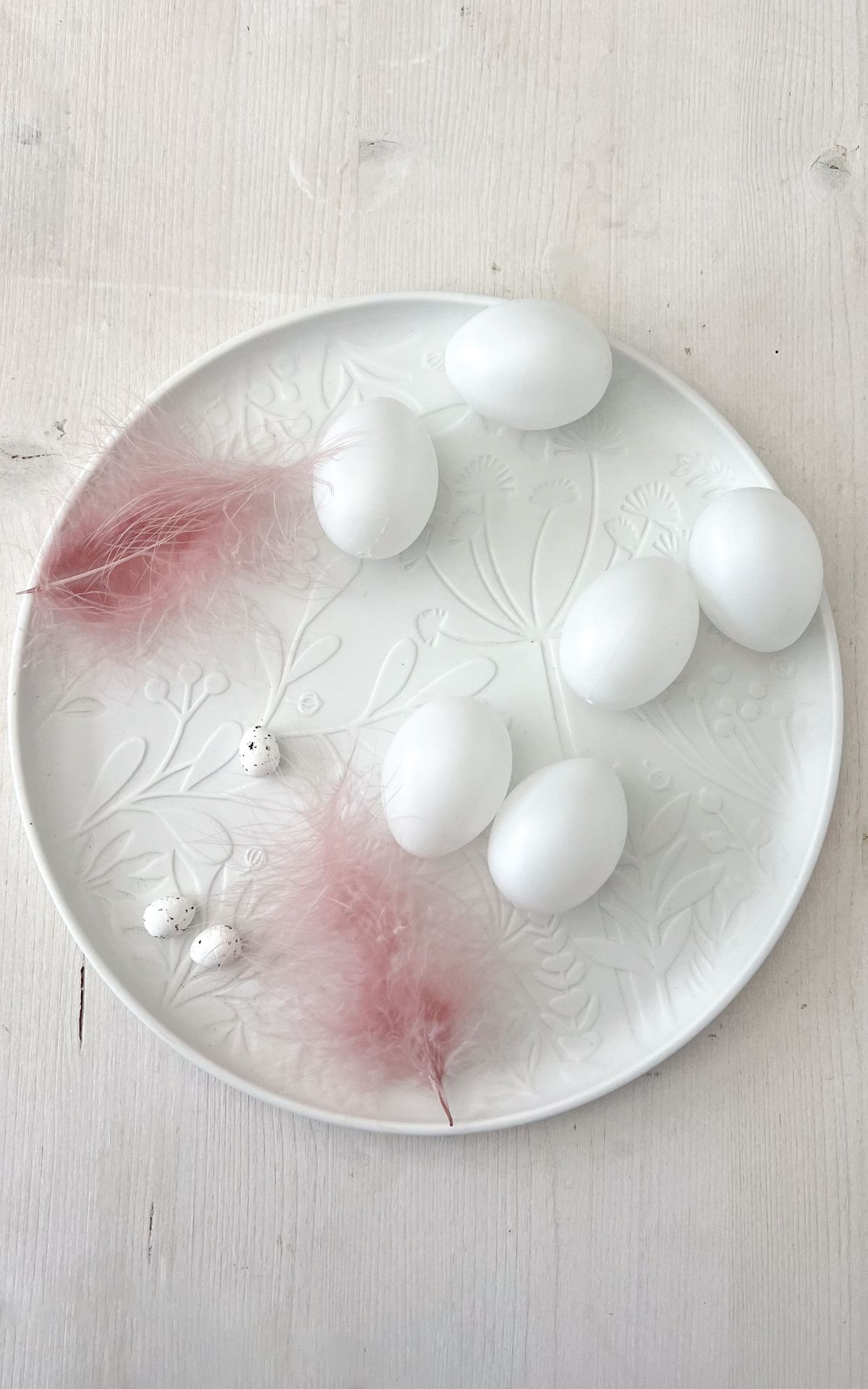 Ostereier dekorieren war nie so einfach! Verwandle Ostereier mit Tattoos in kleine Kunstwerke. Hier findest du die kinderleichte DIY Anleitung inkl. Osterkranz Bastelidee.