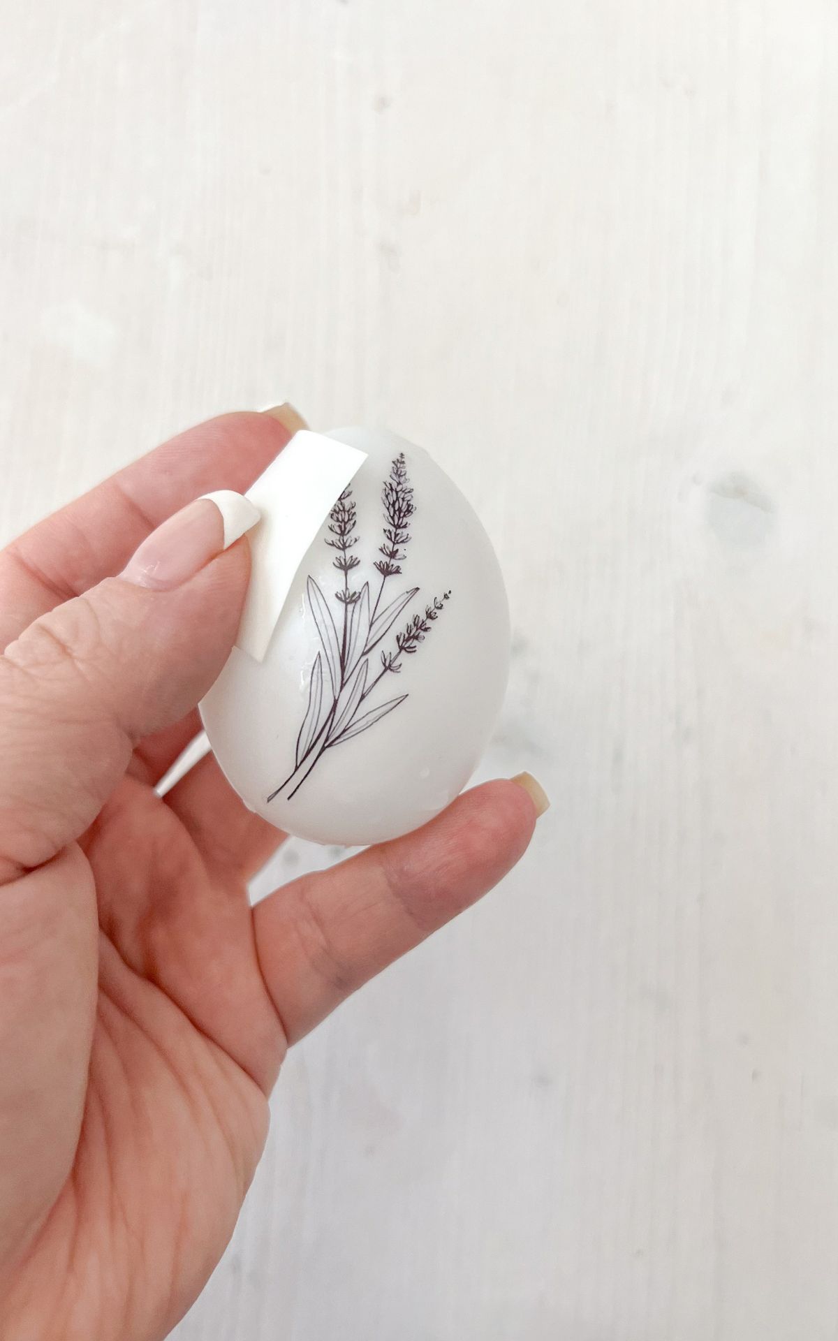 Ostereier dekorieren war nie so einfach! Verwandle Ostereier mit Tattoos in kleine Kunstwerke. Hier findest du die kinderleichte DIY Anleitung inkl. Osterkranz Bastelidee.