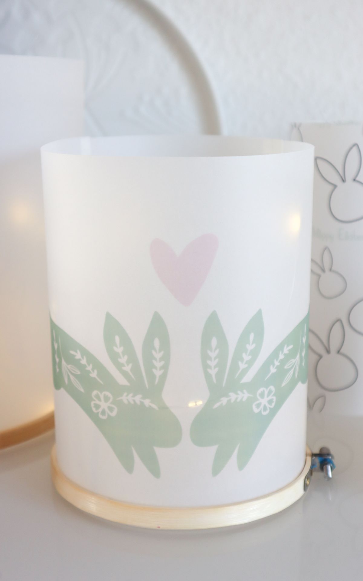 Windlichter für Ostern basteln: Anleitung + Vorlagen (DIY bekannt aus SWR Kaffee oder Tee) | Hoppelhas & Co.: So einfach bastelst du zauberhafte Windlichter für Ostern für deine Osterdeko oder fürs Kinderzimmer. Schritt-für-Schritt-Anleitung + Vorlagen