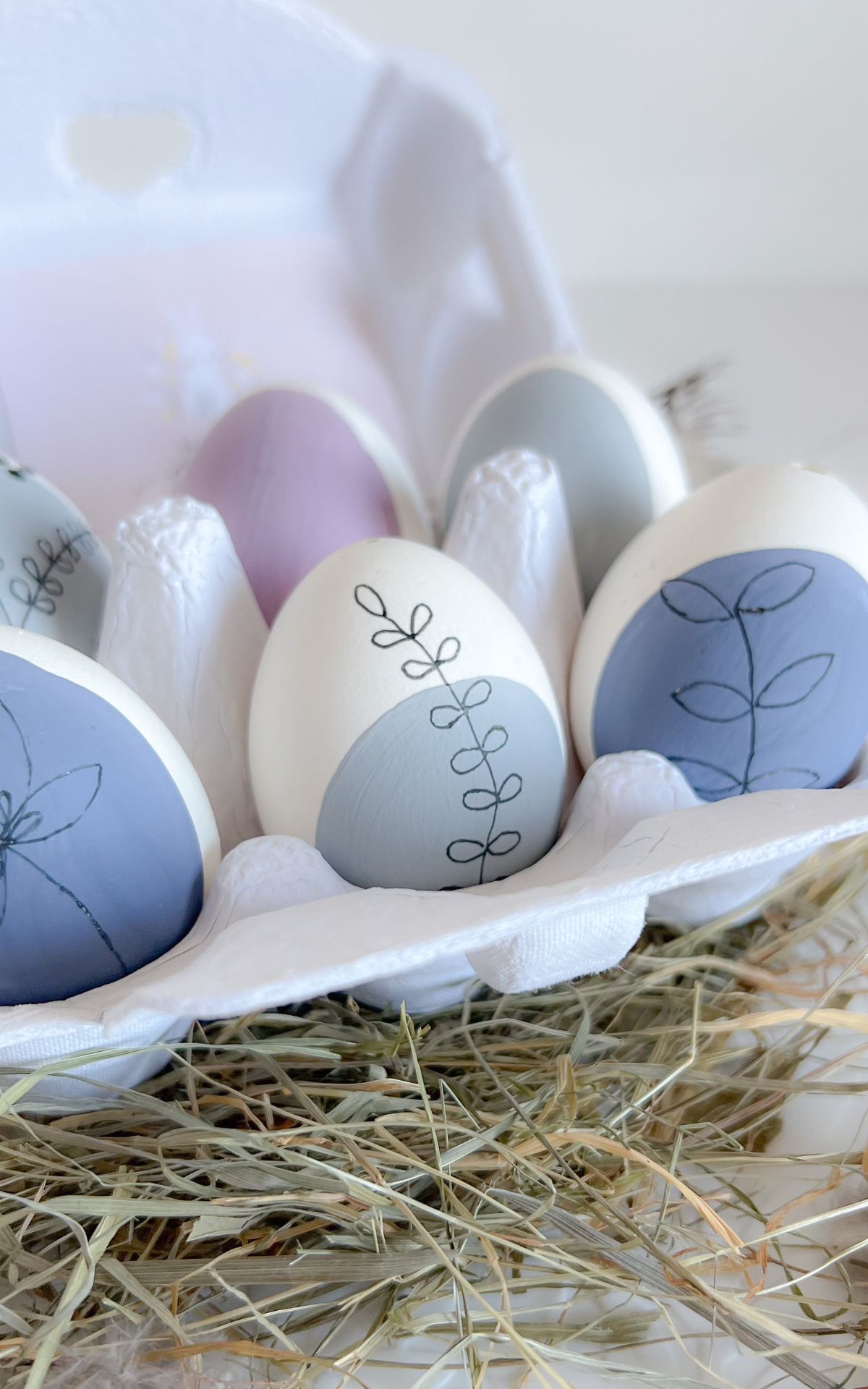 Nach der Arbeit gemeinsam basteln und entspannen im Breuningerland Sindelfingen: Kostenlose DIY-Workshops mit Kati Make It am 27.03. & 03.04.2024! Komm vorbei und lass dich inspirieren. Ostereier bemalen im Line Art Stil