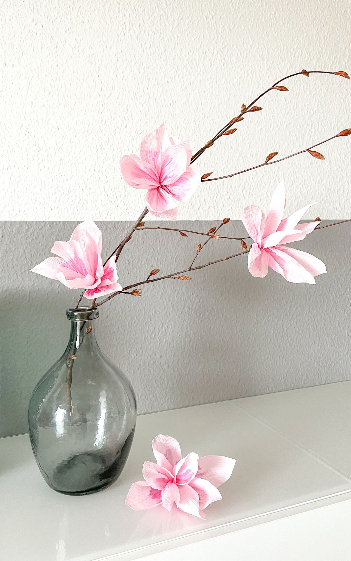 Nach der Arbeit gemeinsam basteln und entspannen im Breuningerland Sindelfingen: Kostenlose DIY-Workshops mit Kati Make It am 27.03. & 03.04.2024! Komm vorbei und lass dich inspirieren. Magnolienblüten basteln aus Krepppapier