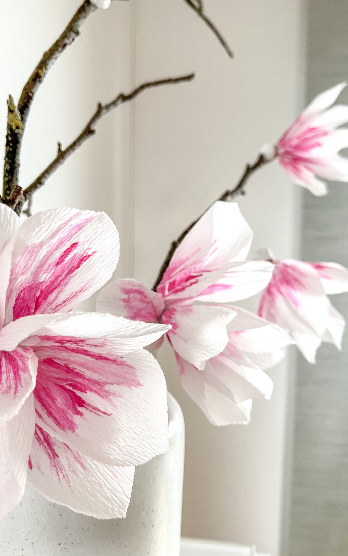 Nach der Arbeit gemeinsam basteln und entspannen im Breuningerland Sindelfingen: Kostenlose DIY-Workshops mit Kati Make It am 27.03. & 03.04.2024! Komm vorbei und lass dich inspirieren. Magnolienblüten basteln aus Krepppapier