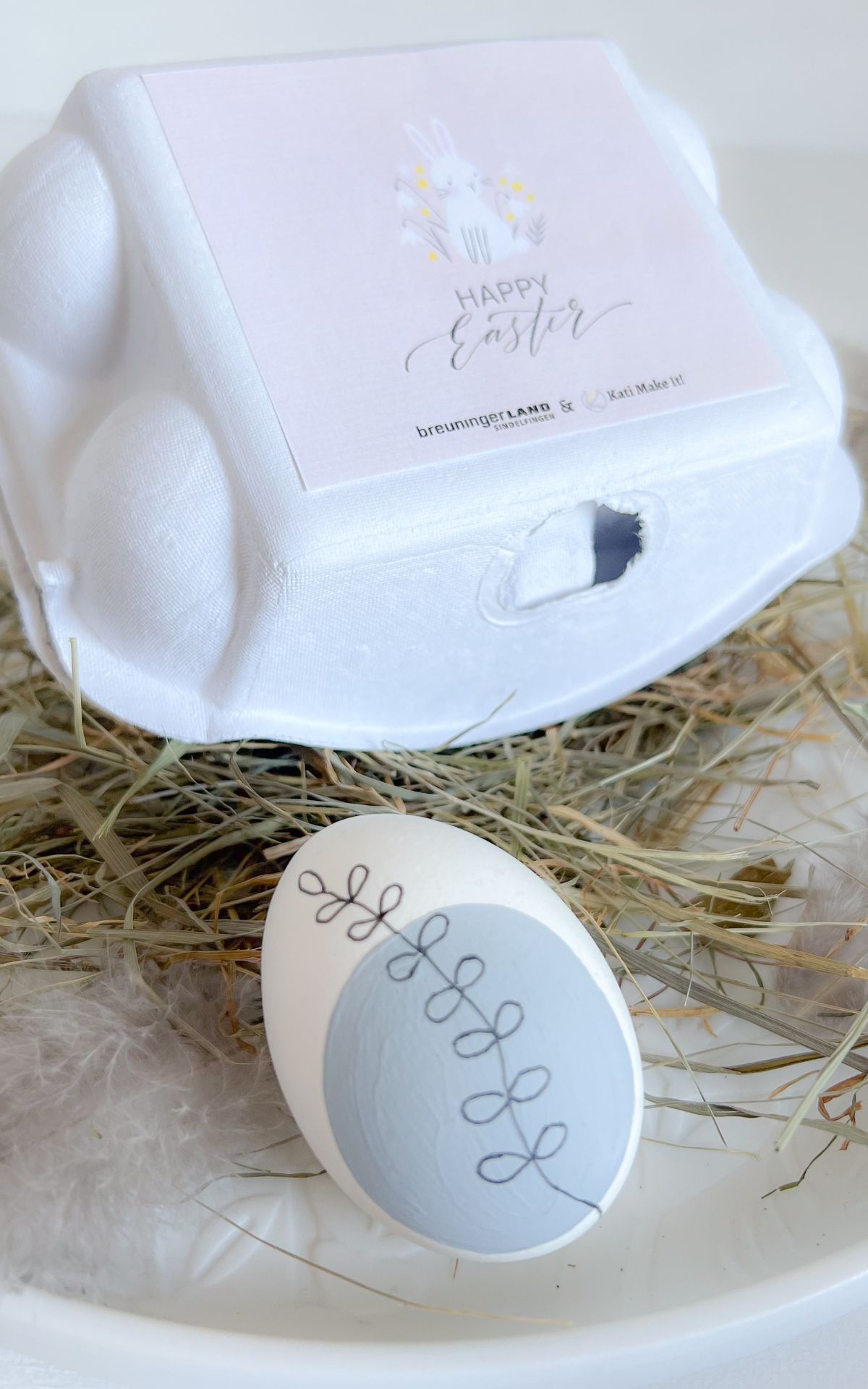 Ostereier bemalen im kunstvollen Line Art Stil + Vorlagen | Hallo Ostern: Zeit zum Ostereier bemalen! In diesem Beitrag zeige ich dir, wie du Ostereier ganz einfach im trendy Line Art Stil bemalst. Das perfekte Oster DIY für Kinder und Erwachsene. Inkl. Vorlagen für Line Art Motive und Eierkarton-Etiketten