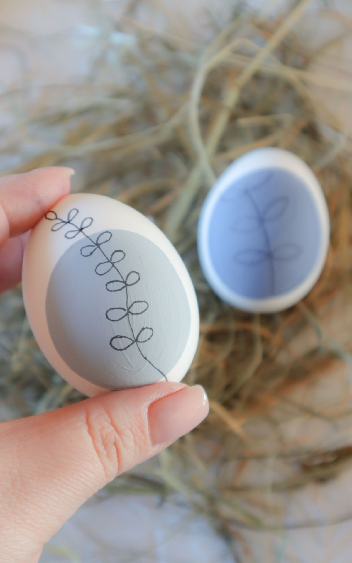 Ostereier bemalen im kunstvollen Line Art Stil + Vorlagen | Hallo Ostern: Zeit zum Ostereier bemalen! In diesem Beitrag zeige ich dir, wie du Ostereier ganz einfach im trendy Line Art Stil bemalst. Das perfekte Oster DIY für Kinder und Erwachsene. Inkl. Vorlagen für Line Art Motive und Eierkarton-Etiketten