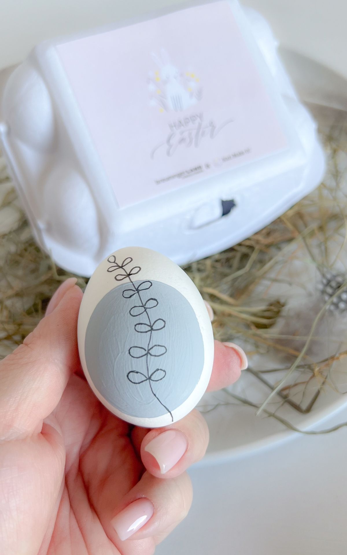 Ostereier bemalen im kunstvollen Line Art Stil + Vorlagen | Hallo Ostern: Zeit zum Ostereier bemalen! In diesem Beitrag zeige ich dir, wie du Ostereier ganz einfach im trendy Line Art Stil bemalst. Das perfekte Oster DIY für Kinder und Erwachsene. Inkl. Vorlagen für Line Art Motive und Eierkarton-Etiketten