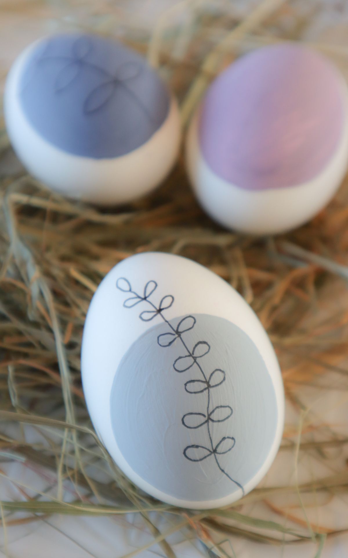 Ostereier bemalen im kunstvollen Line Art Stil + Vorlagen | Hallo Ostern: Zeit zum Ostereier bemalen! In diesem Beitrag zeige ich dir, wie du Ostereier ganz einfach im trendy Line Art Stil bemalst. Das perfekte Oster DIY für Kinder und Erwachsene. Inkl. Vorlagen für Line Art Motive und Eierkarton-Etiketten