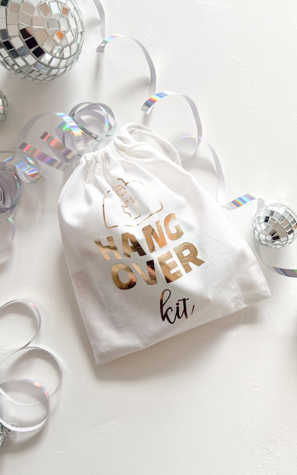 DIY Hangover Kit gegen den Kater nach dem Junggesellinnenabschied: Dieses JGA Geschenk rettet deine Girl Gang! ► Schritt-für-Schritt-Anleitung inkl. Checkliste | plotten