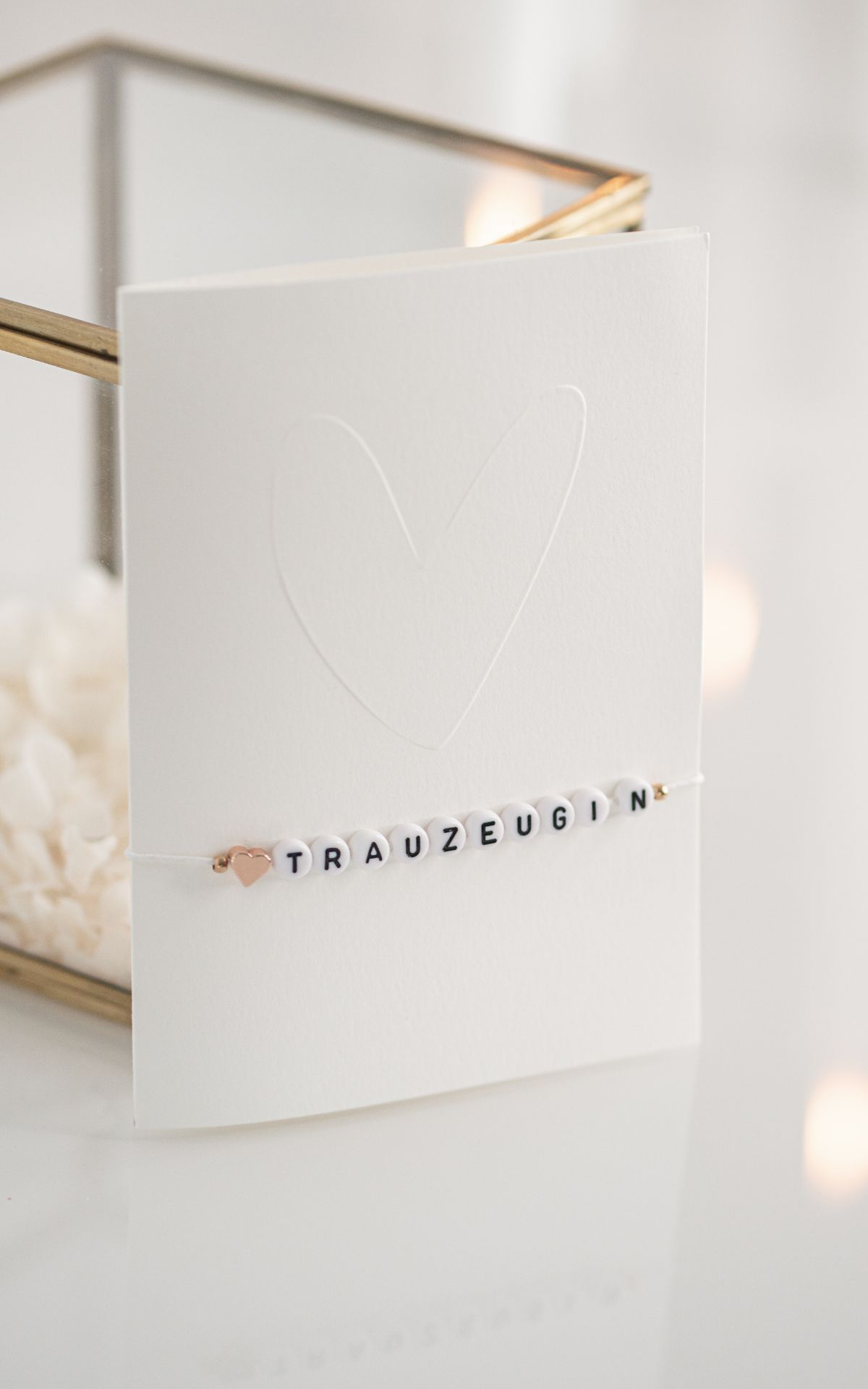Du willst deine Trauzeugin fragen, ob sie die wichtige Aufgabe übernehmen möchte? Mit diesem DIY Trauzeugen Geschenk wird dein "Antrag" kreativ & unvergesslich.