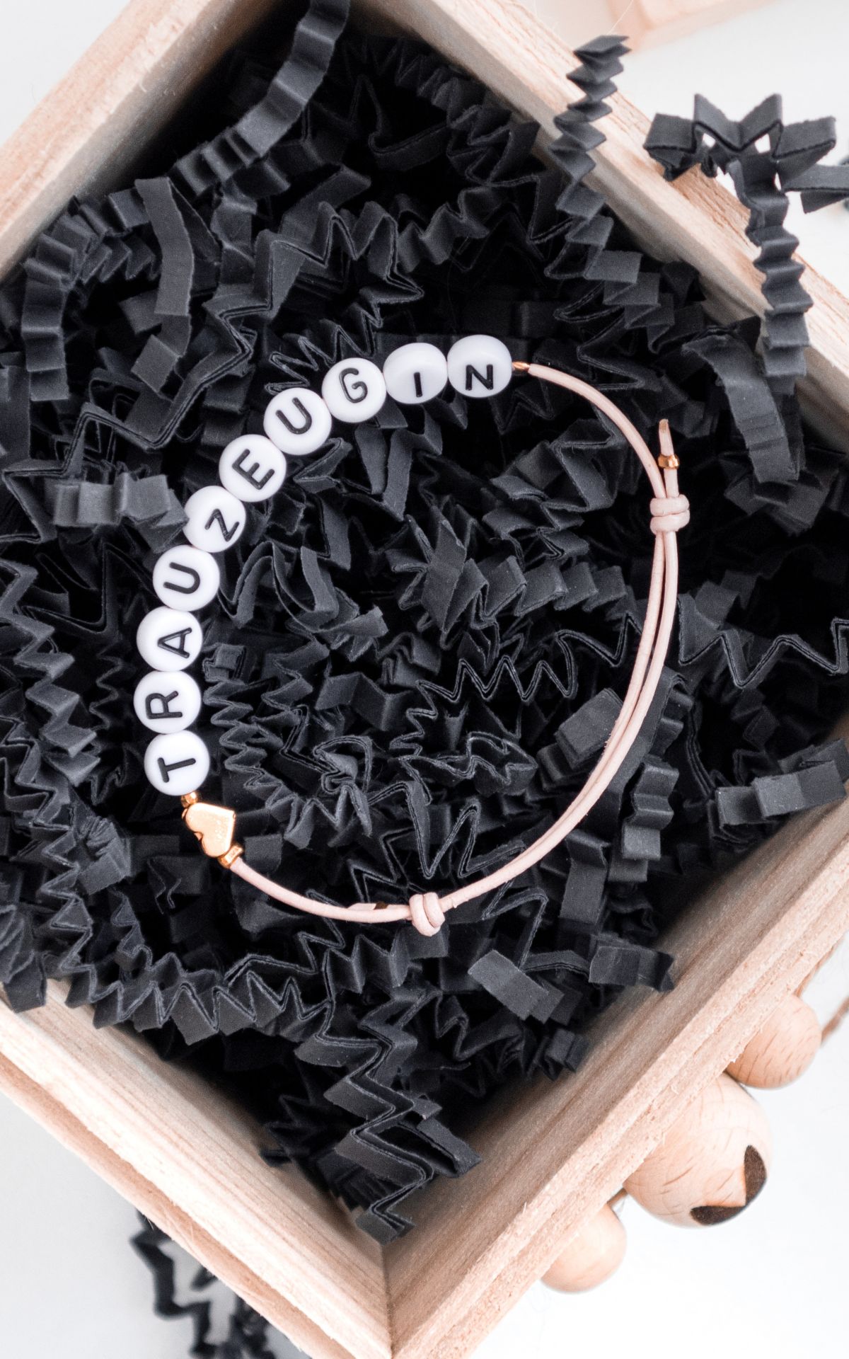 Du willst deine Trauzeugin fragen, ob sie die wichtige Aufgabe übernehmen möchte? Mit diesem DIY Trauzeugen Geschenk wird dein "Antrag" kreativ & unvergesslich.