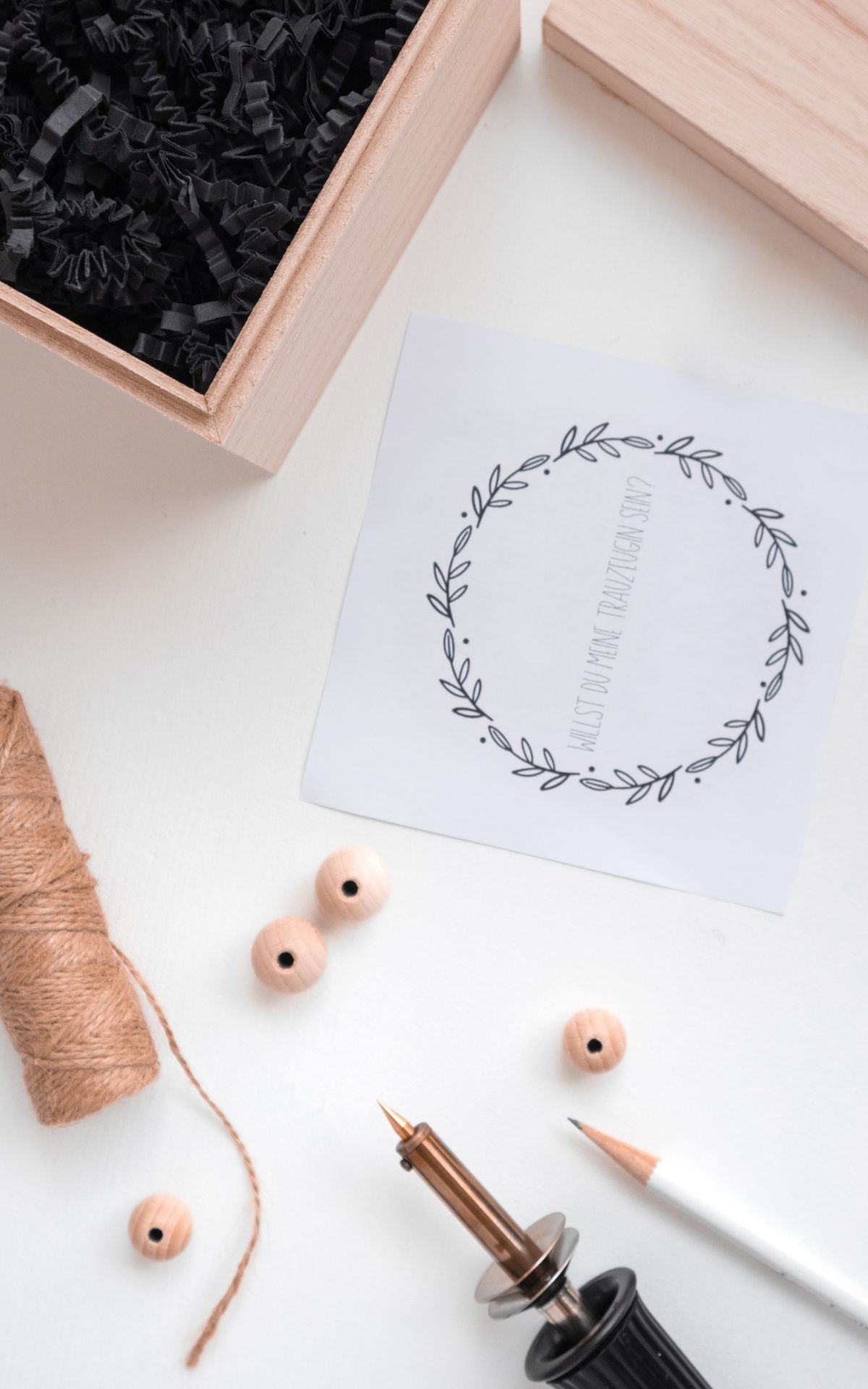 Du willst deine Trauzeugin fragen, ob sie die wichtige Aufgabe übernehmen möchte? Mit diesem DIY Trauzeugen Geschenk wird dein "Antrag" kreativ & unvergesslich.
