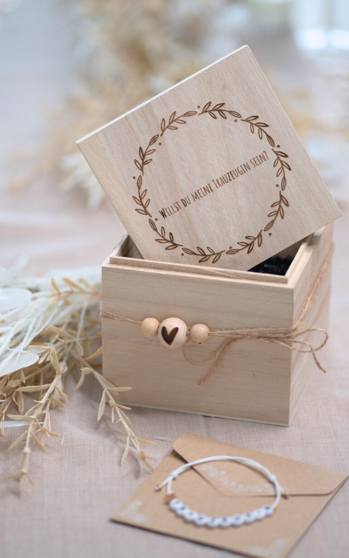 Du willst deine Trauzeugin fragen, ob sie die wichtige Aufgabe übernehmen möchte? Mit diesem DIY Trauzeugen Geschenk wird dein "Antrag" kreativ & unvergesslich.