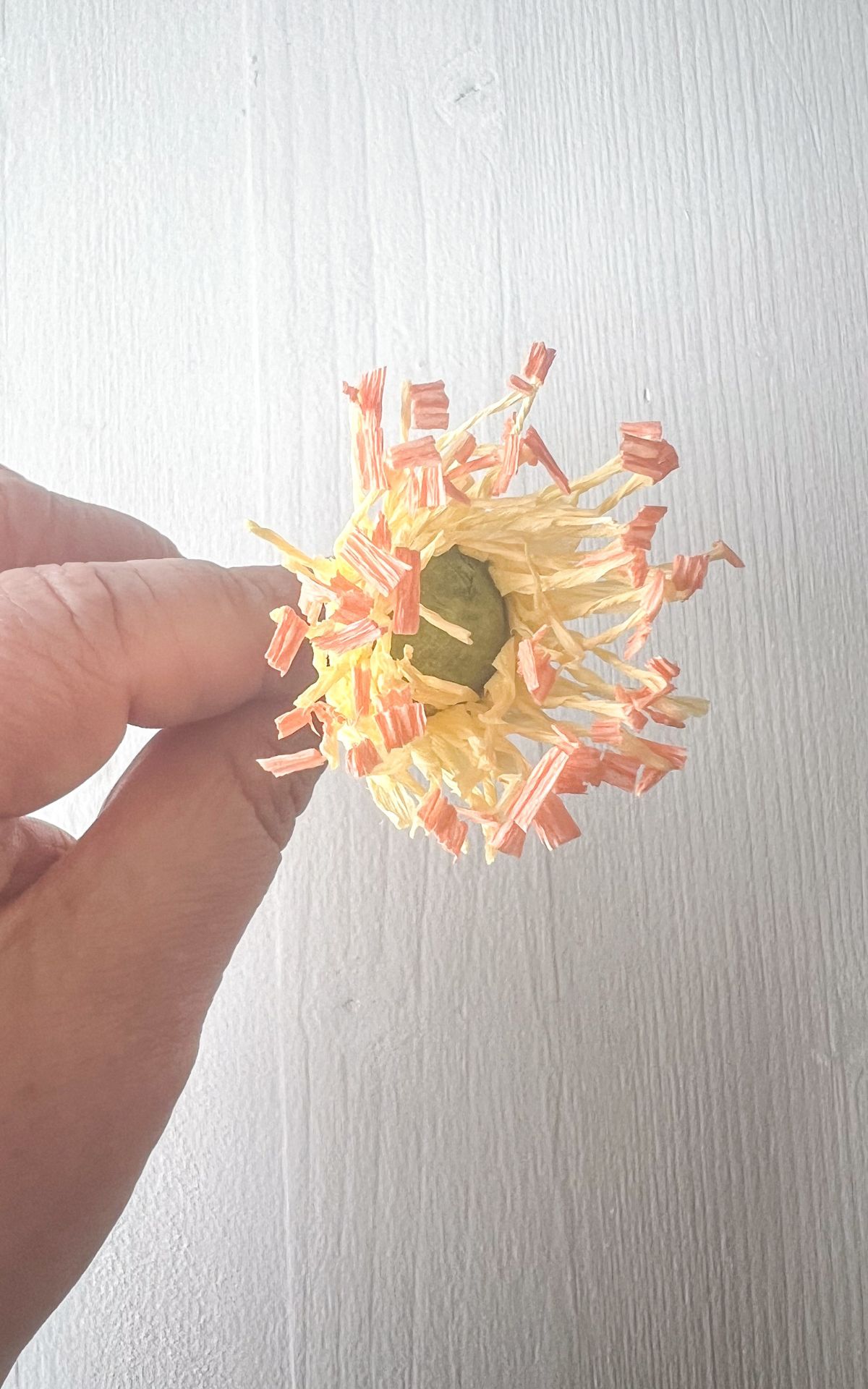 Papierblumen basteln: So kannst du wunderschöne Mohn-Blumen aus Papier ganz leicht selber machen! Hier findest du meine DIY Anleitung für Papierblumen aus Krepp (bekannt aus dem ARD Buffet) inkl. Vorlagen.