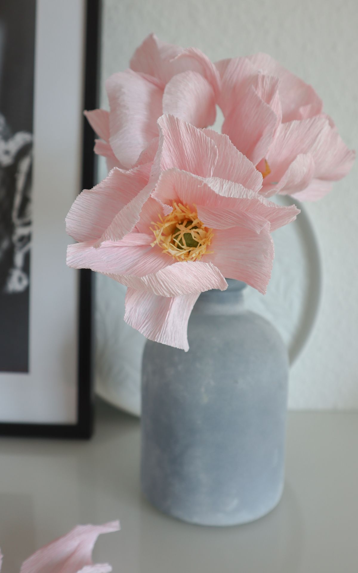 Papierblumen basteln: So kannst du wunderschöne Mohn-Blumen aus Papier ganz leicht selber machen! Hier findest du meine DIY Anleitung für Papierblumen aus Krepp (bekannt aus dem ARD Buffet) inkl. Vorlagen.