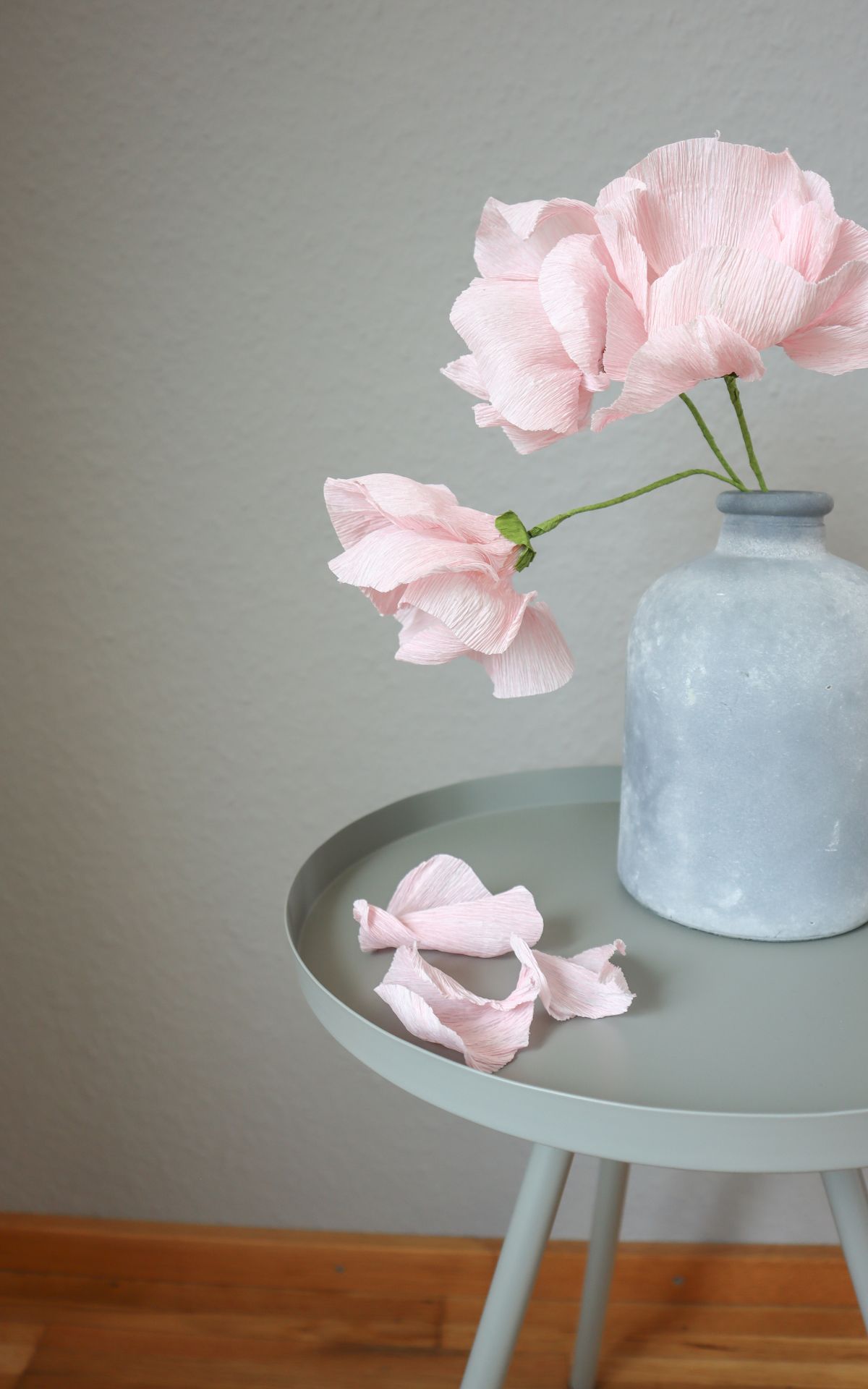 Papierblumen basteln: So kannst du wunderschöne Mohn-Blumen aus Papier ganz leicht selber machen! Hier findest du meine DIY Anleitung für Papierblumen aus Krepp (bekannt aus dem ARD Buffet) inkl. Vorlagen.