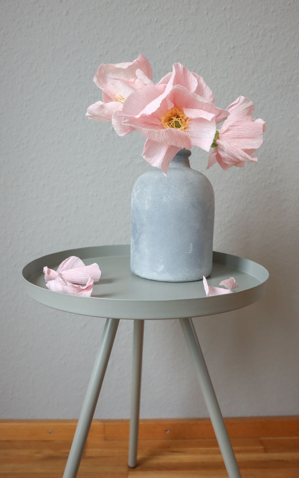 Papierblumen basteln: So kannst du wunderschöne Mohn-Blumen aus Papier ganz leicht selber machen! Hier findest du meine DIY Anleitung für Papierblumen aus Krepp (bekannt aus dem ARD Buffet) inkl. Vorlagen.