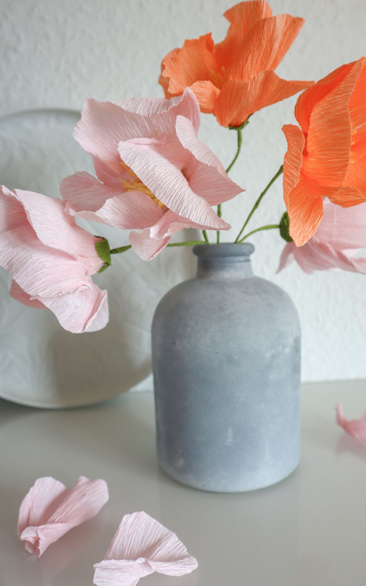 Papierblumen basteln: So kannst du wunderschöne Mohn-Blumen aus Papier ganz leicht selber machen! Hier findest du meine DIY Anleitung für Papierblumen aus Krepp (bekannt aus dem ARD Buffet) inkl. Vorlagen.