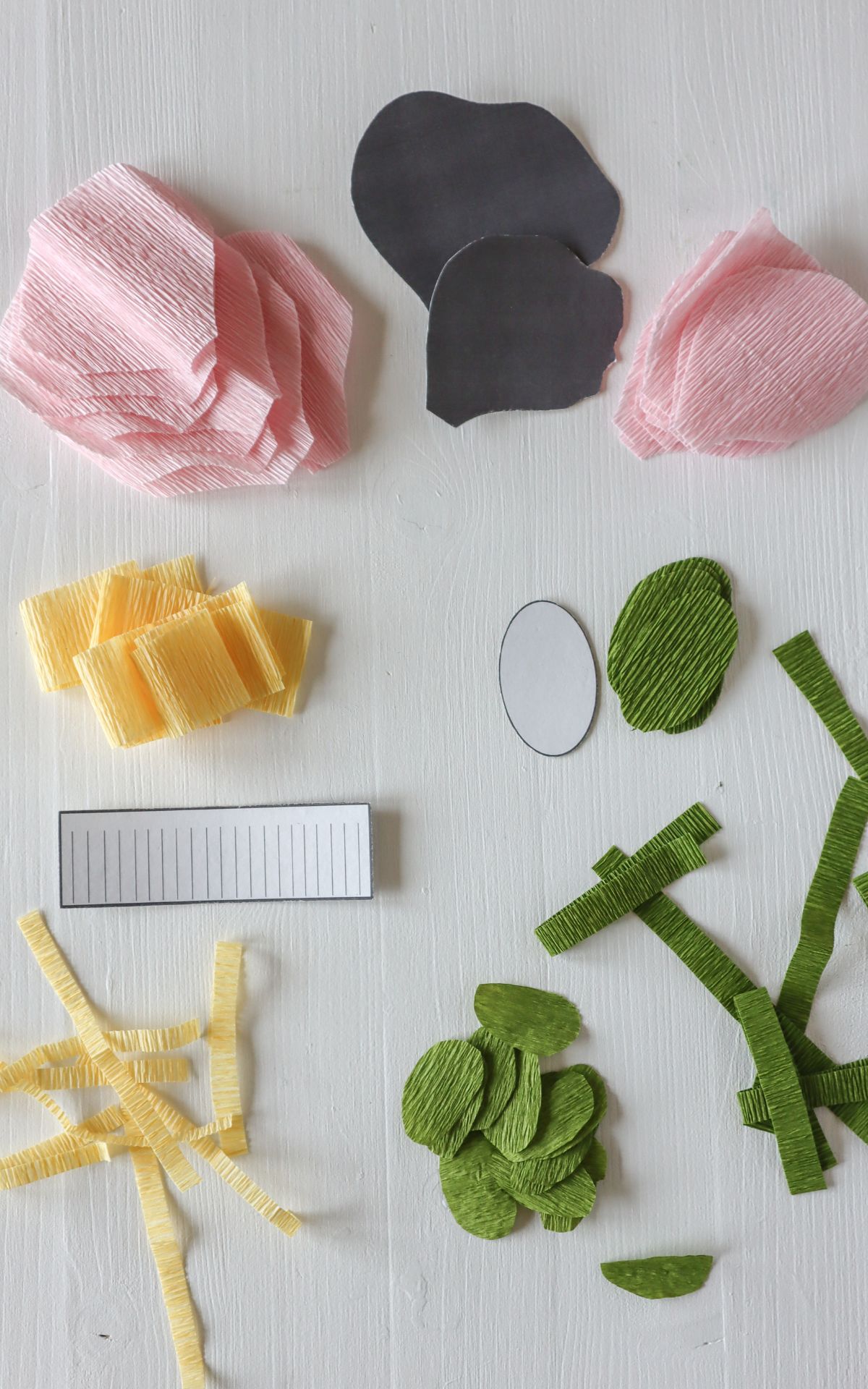 Papierblumen basteln: So kannst du wunderschöne Mohn-Blumen aus Papier ganz leicht selber machen! Hier findest du meine DIY Anleitung für Papierblumen aus Krepp (bekannt aus dem ARD Buffet) inkl. Vorlagen.