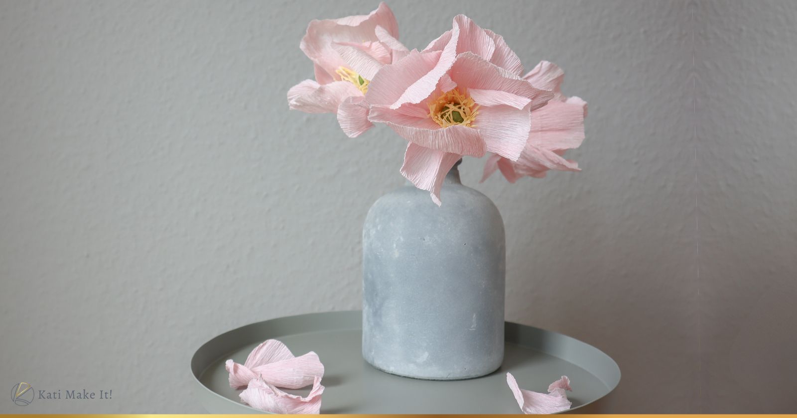 Papierblumen basteln: So kannst du wunderschöne Mohn-Blumen aus Papier ganz leicht selber machen! Hier findest du meine DIY Anleitung für Papierblumen aus Krepp (bekannt aus dem ARD Buffet) inkl. Vorlagen.