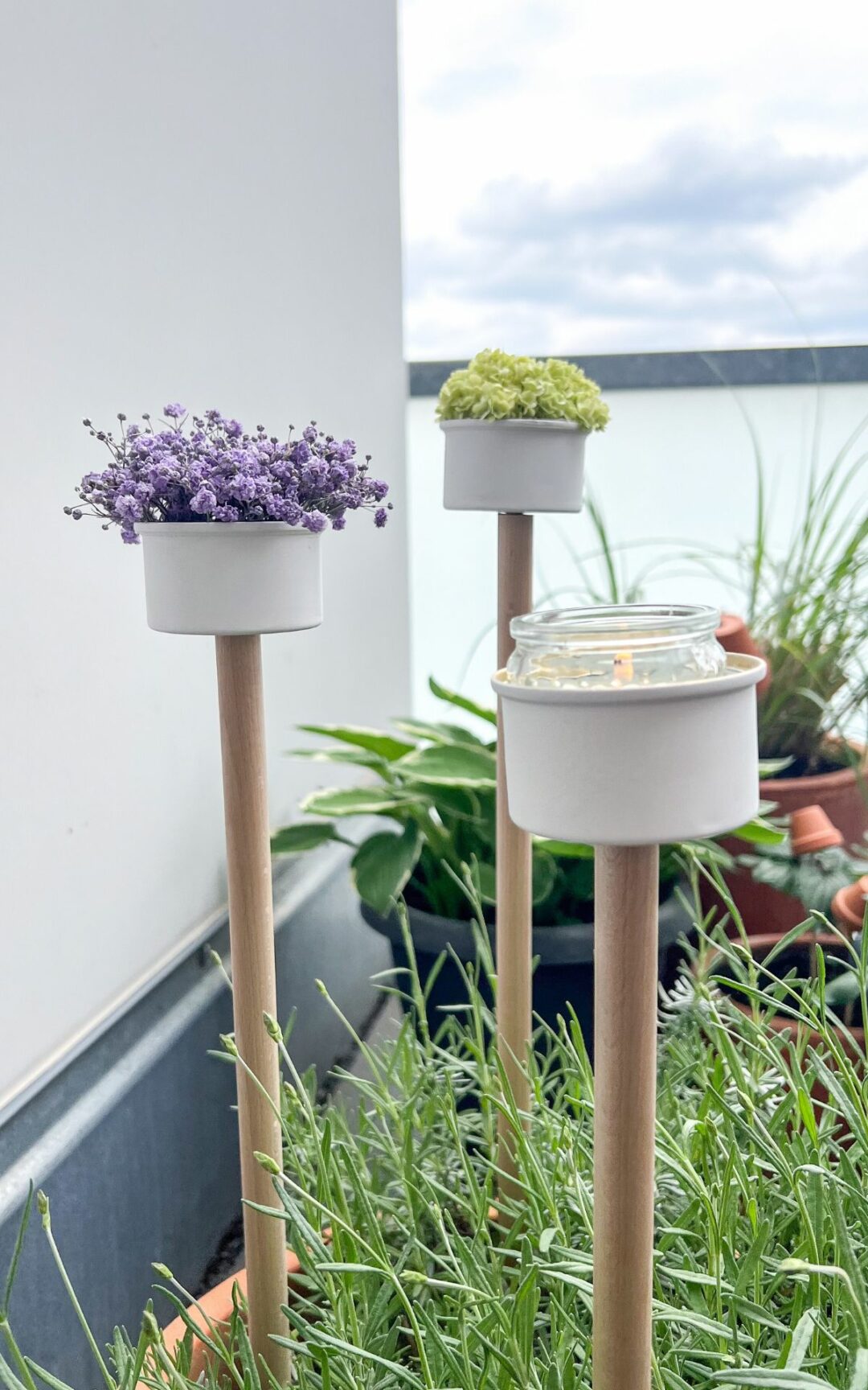 Gartendeko selber machen Upcycling Idee Gartenfackeln aus Dosen