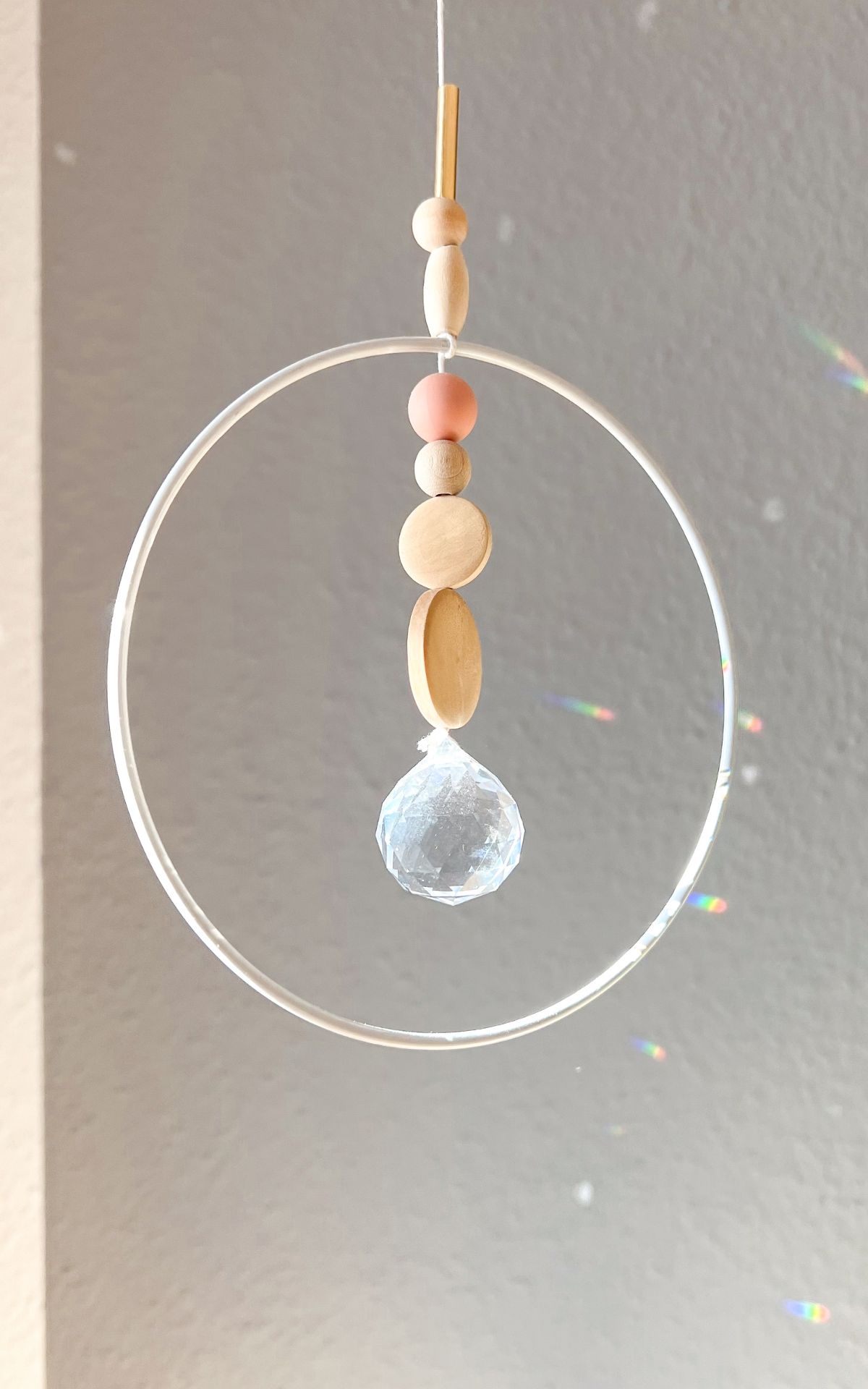 Komm vorbei & werde kreativ: Kostenlose Sommer DIY-Workshops im CANO Singen am 02. und 03.08.2024. Wir basteln Party-Armbänder und Sonnenfänger.