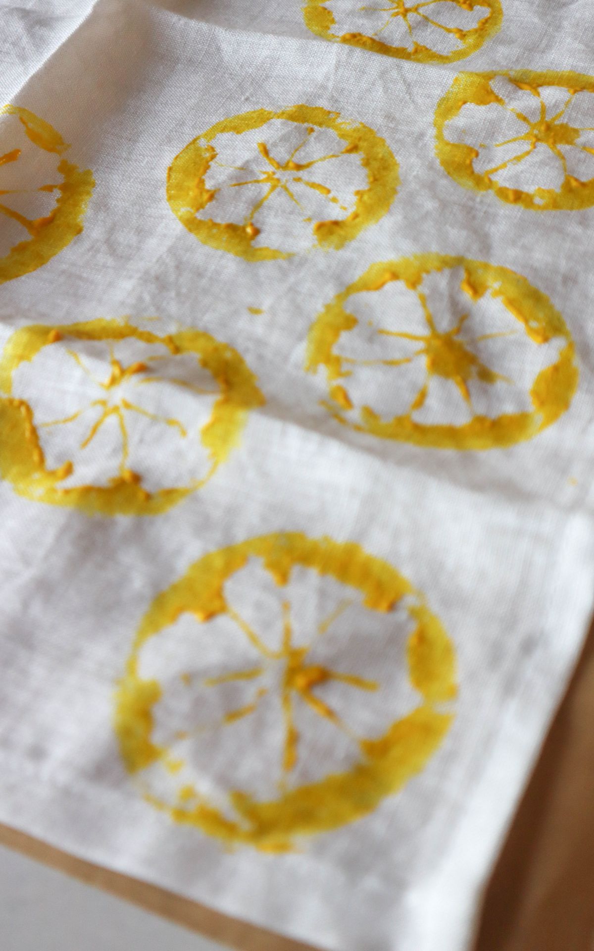 Stoff stempeln mit Zitronen für sommerfrische DIY Deko! 🍋 Meine einfache Stempel-Technik für Servietten, Geschirrtücher & Co. bekannt aus SWR & WDR Fernsehen.