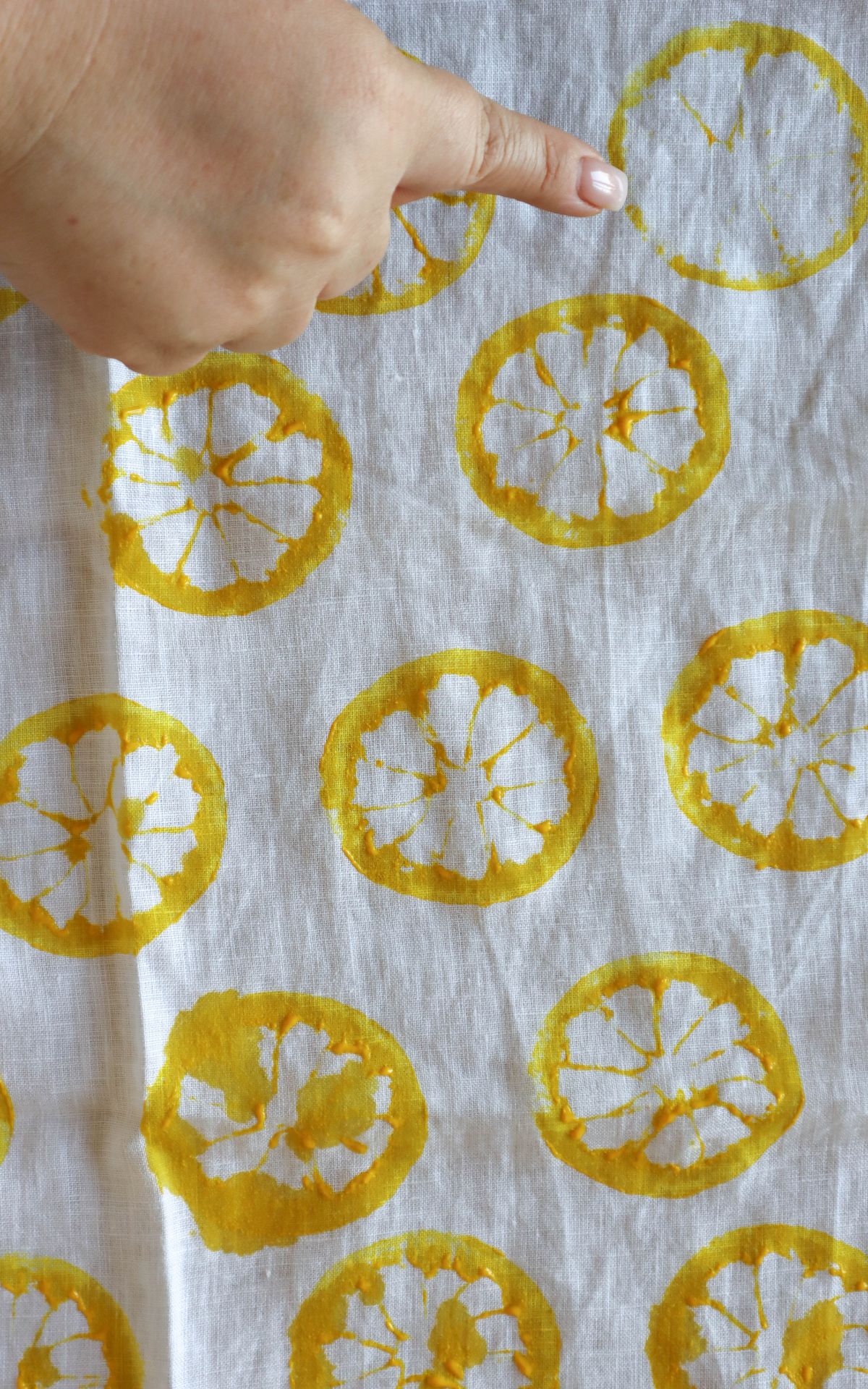 Stoff stempeln mit Zitronen: Sommerfrische DIY Deko Idee bekannt aus SWR & WDR | Kati Make It!