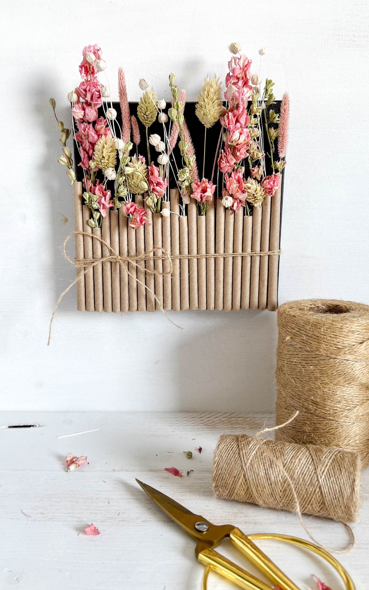 Vom Papier-Strohhalm zur magischen DIY Deko mit Trockenblumen! ► Finde hier die einfache Schritt-für-Schritt-Anleitung für die kreative Wanddeko als Alternative für DIY Windlichter mit Trockenblumen und Strohhalmen – bekannt aus SWR Kaffee oder Tee
