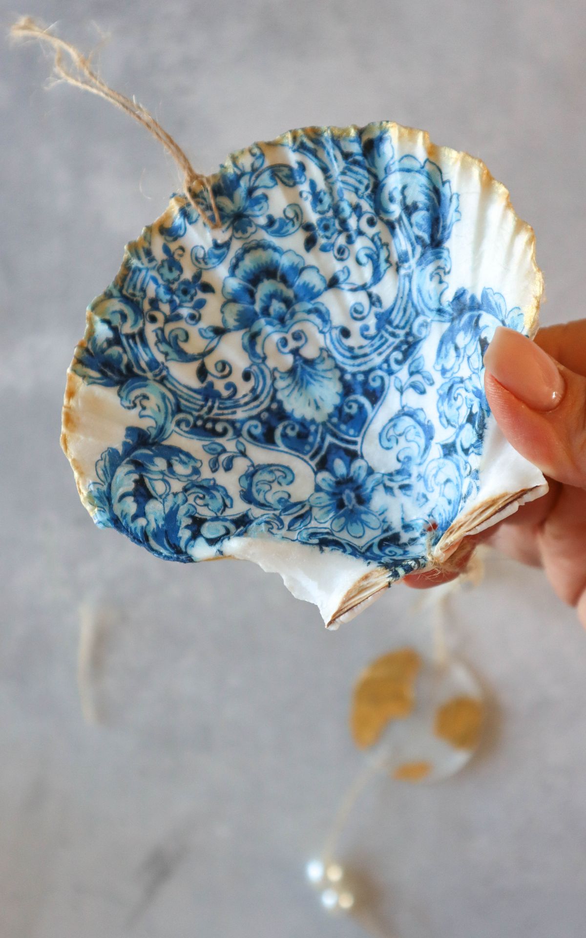 Windspiel basteln aus Naturmaterialien: Ich zeige dir, wie du ein bezauberndes Boho-Windspiel mit Muschelscheiben, Federn und Holzperlen selbst gestalten kannst. Die perfekte DIY-Idee für eine individuelle Garten- oder Hochzeitsdekoration.