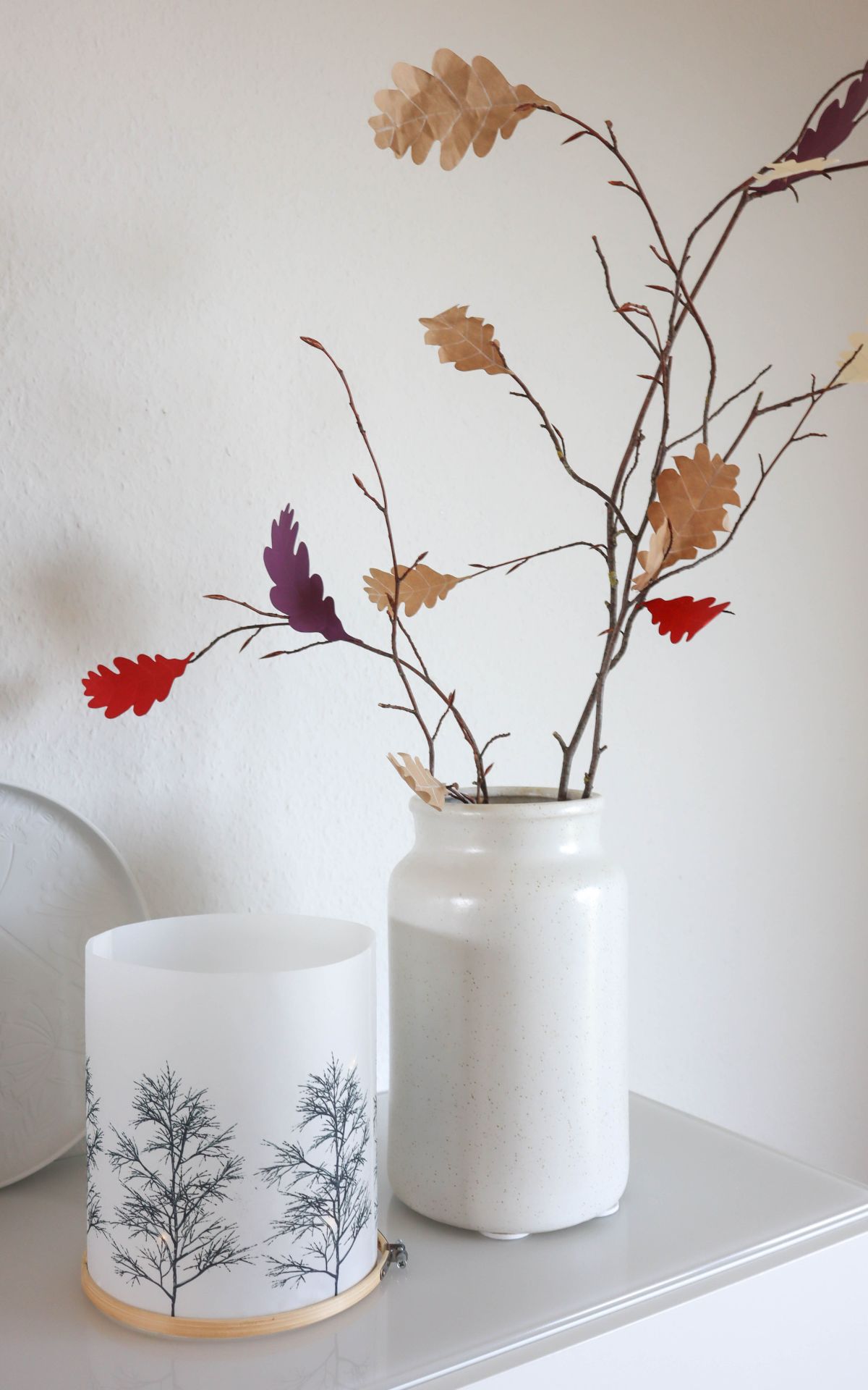 Herbstblätter basteln aus Papier ist eine einfache und schnelle Möglichkeit, deine Herbstdeko aufzupeppen. Mit dieser Anleitung kannst du DIY-Herbstblätter ganz leicht selbst gestalten. Inklusive praktischer Vorlagen zum Nachzeichnen und Basteln. Mein DIY bekannt aus SWR Kaffee oder Tee