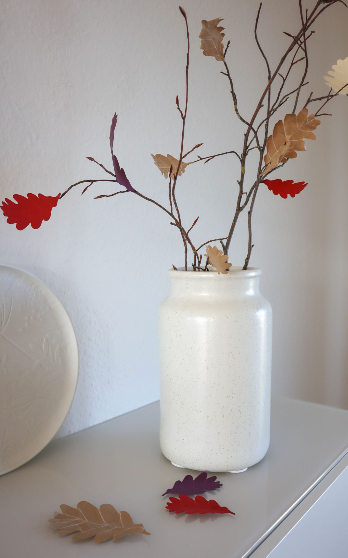 Herbstblätter basteln aus Papier ist eine einfache und schnelle Möglichkeit, deine Herbstdeko aufzupeppen. Mit dieser Anleitung kannst du DIY-Herbstblätter ganz leicht selbst gestalten. Inklusive praktischer Vorlagen zum Nachzeichnen und Basteln. Mein DIY bekannt aus SWR Kaffee oder Tee