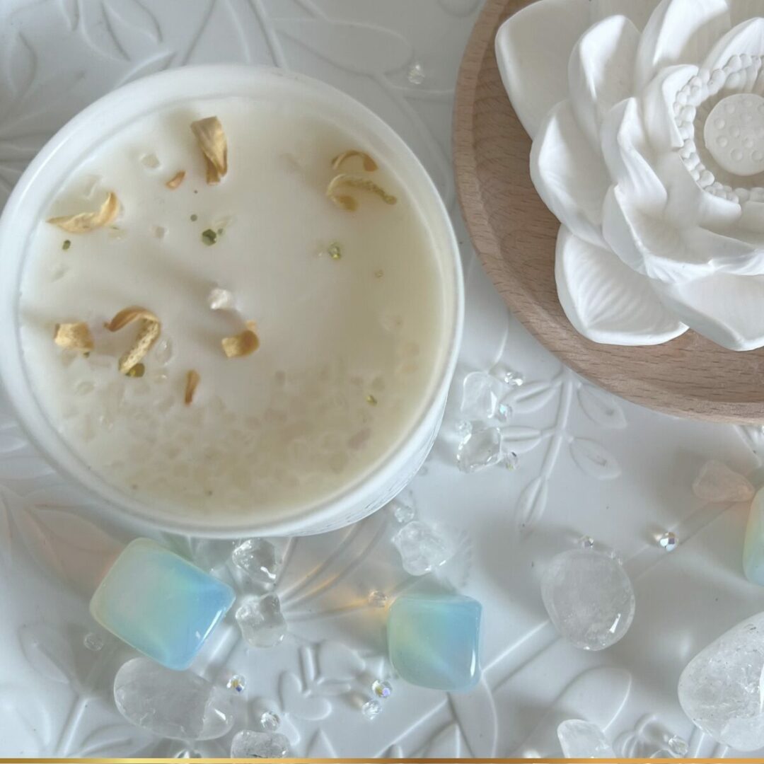 Alternative view of Duftkerze mit Affirmationen, Kristallen und Blüten in Sojawachs - limitiert