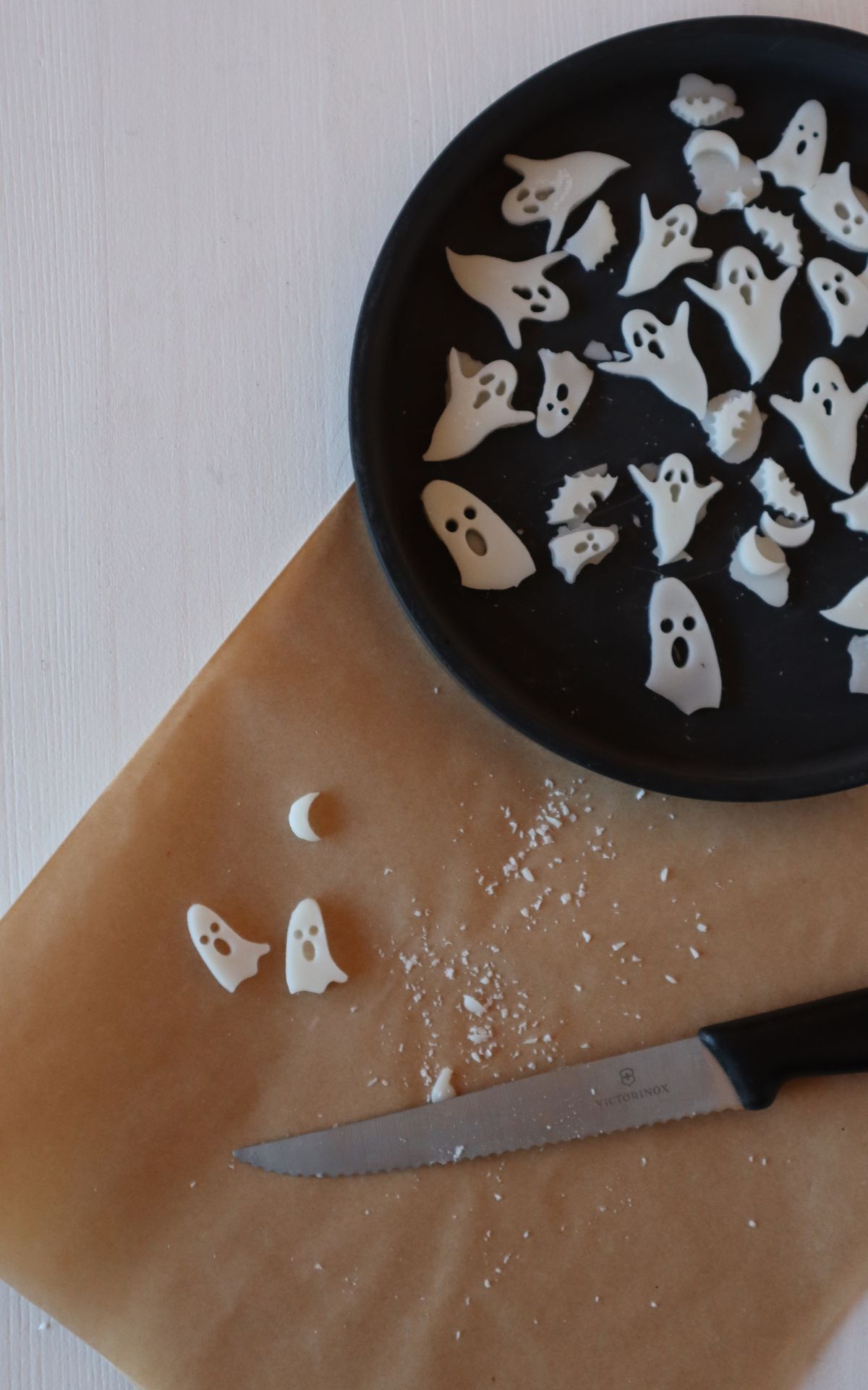 Einfache und schnelle Kerzen-Idee für Halloween: Geisterkerzen selber machen | DIY Anleitung für schaurig-süße  Halloween Kerzen für deine Halloween Deko
